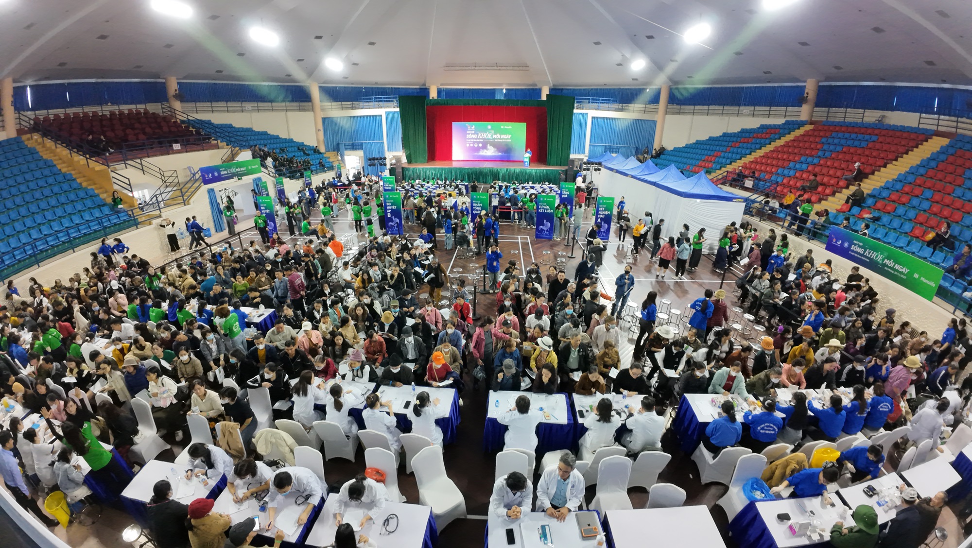 Ngày hội Sống khỏe mỗi ngày 2025: Hơn 1.000 người dân ở Hải Phòng được khám sức khỏe miễn phí - Ảnh 1.