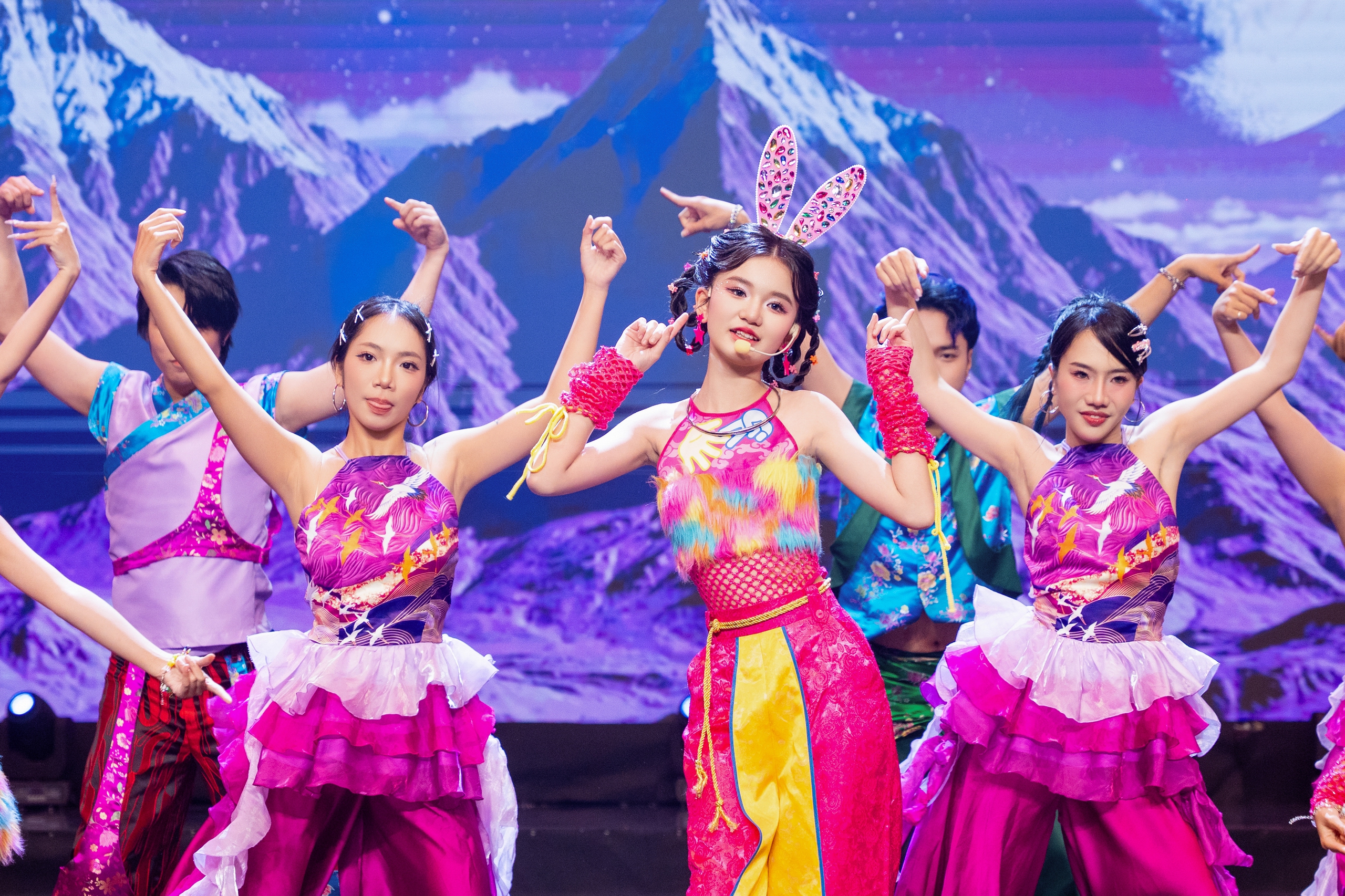 Tuấn Cry rủ ca sĩ gen Z Kim Cương chơi oẳn tù tì- Ảnh 4.