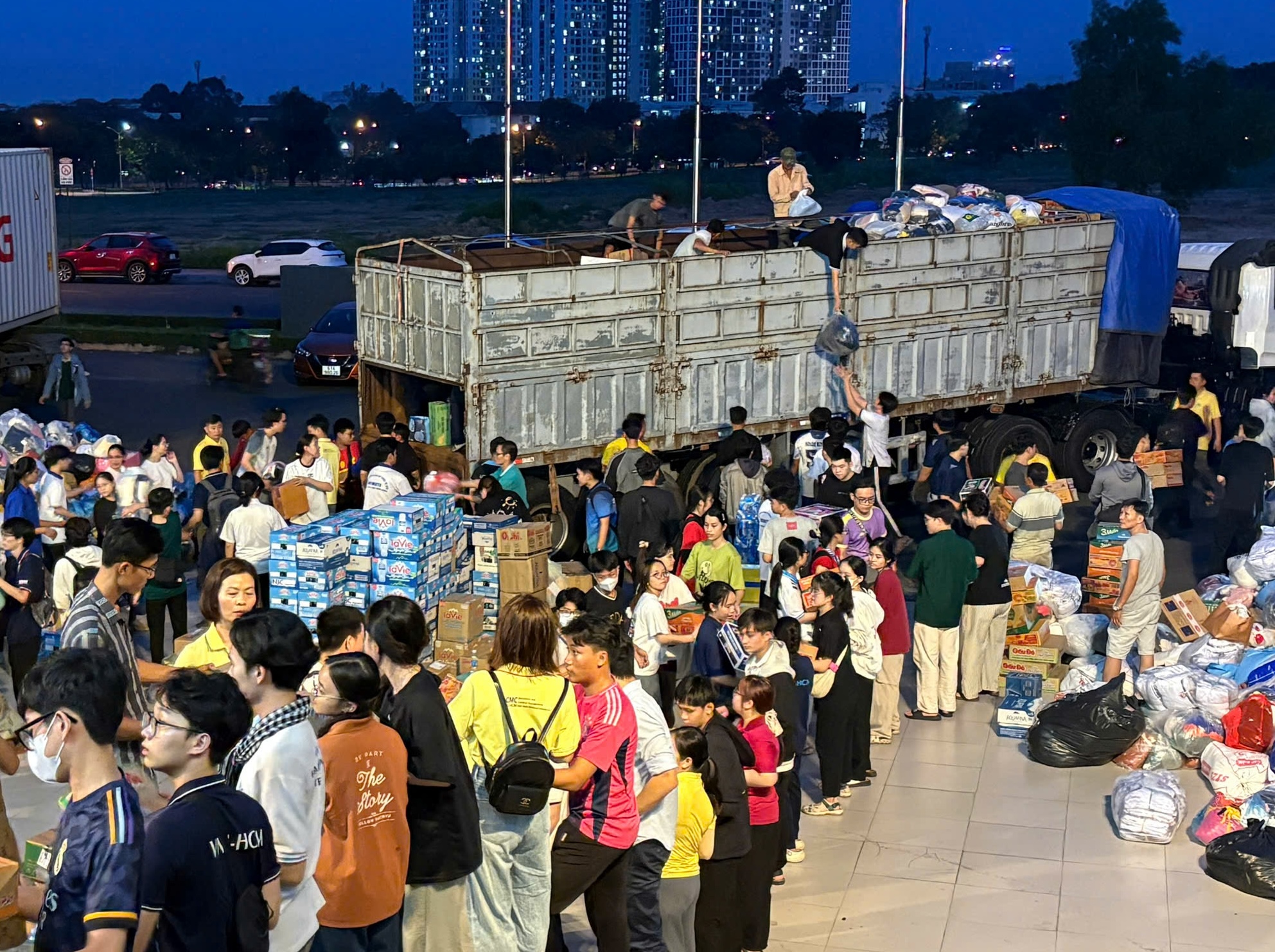 Sinh viên TP.HCM trắng đêm gói ghém nghĩa tình gửi bà con vùng lũ - Ảnh 1.