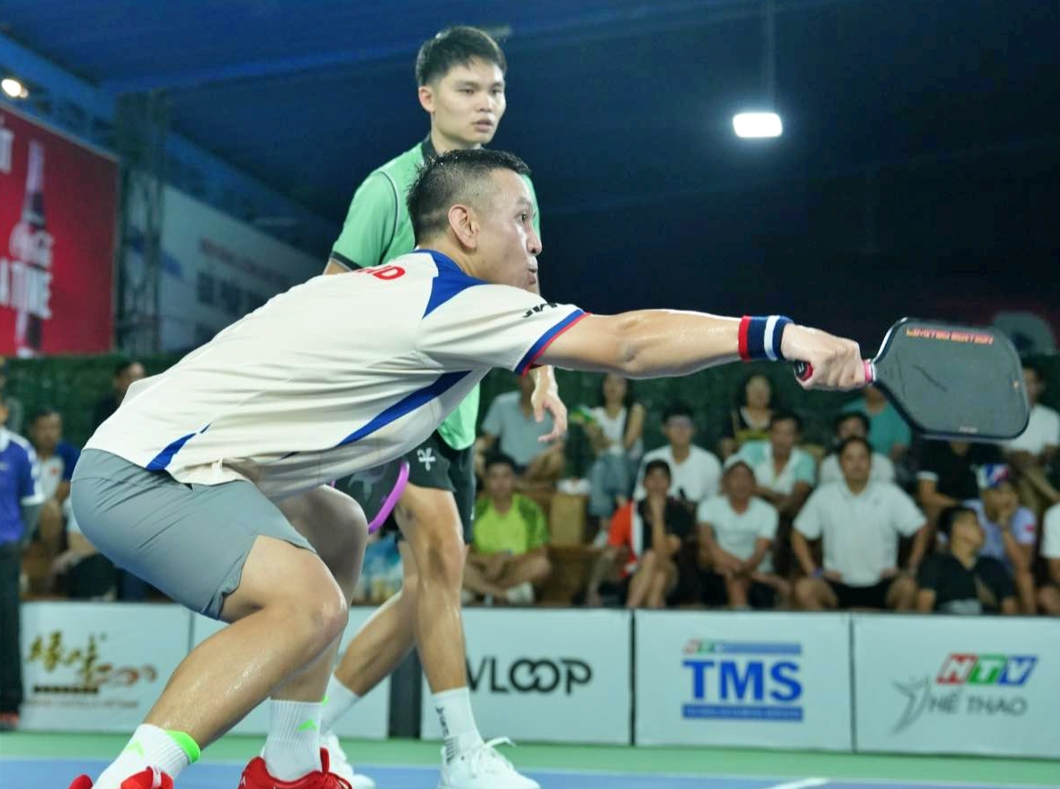Trieu 'Badminton' joins Linh Giang's pickleball team.