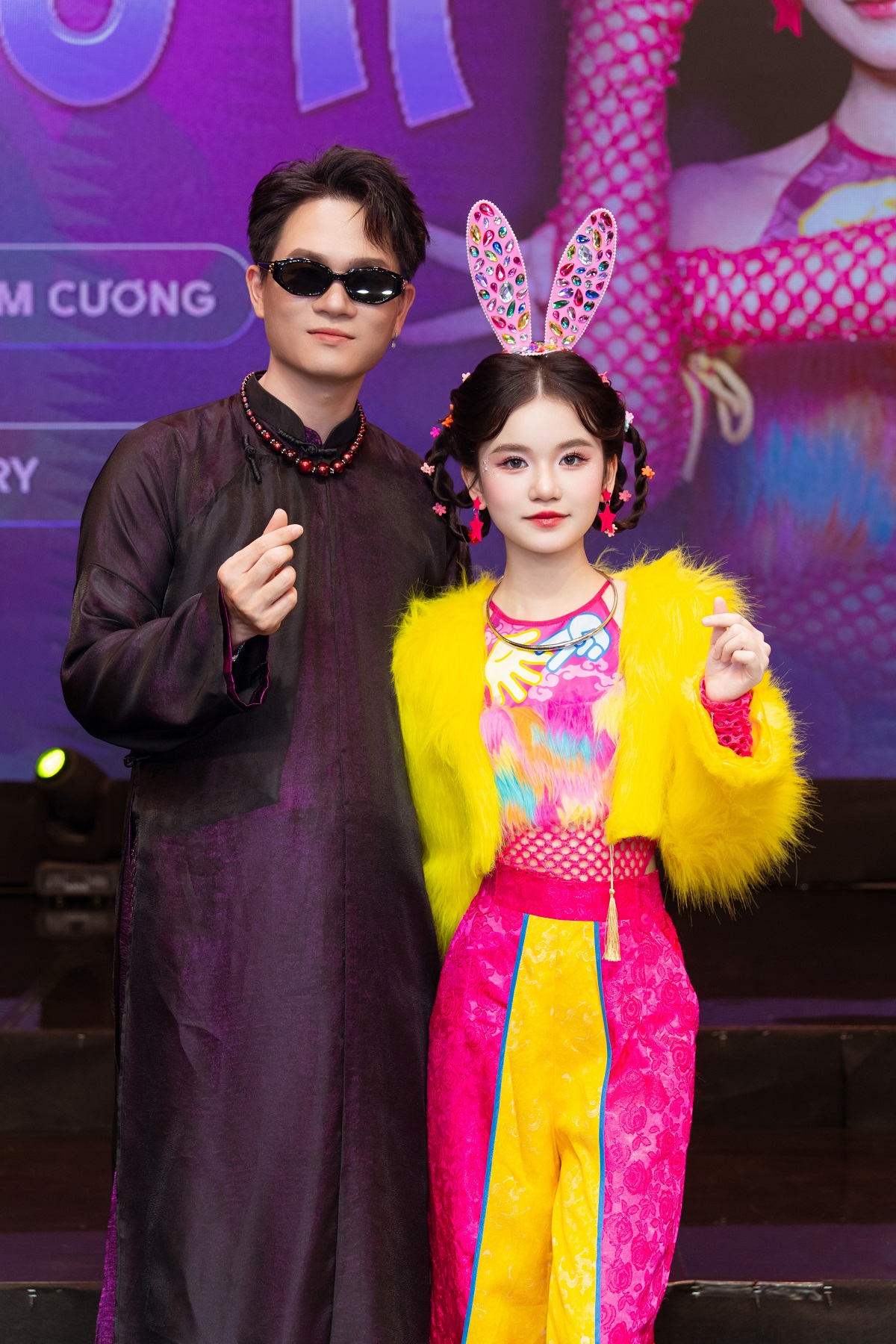 Tuấn Cry rủ ca sĩ gen Z Kim Cương chơi oẳn tù tì- Ảnh 1.