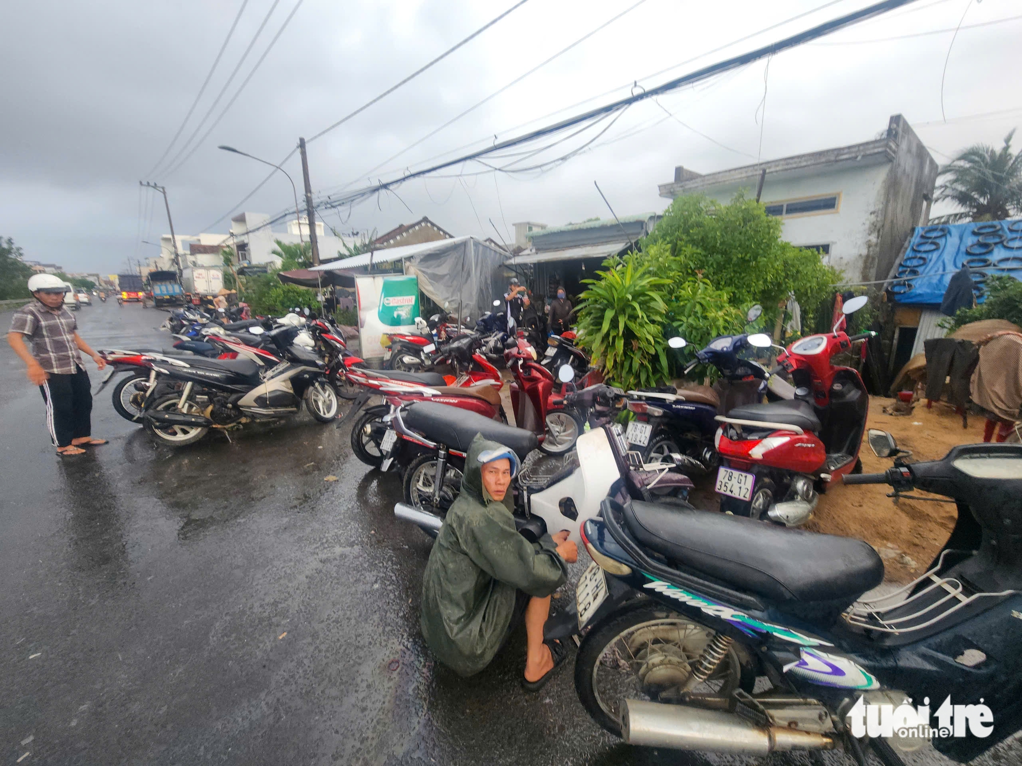 Hàng ngàn xe máy ngập lũ, phơi đầy đường ở Phú Yên cũ, người dân ngóng thợ sửa xe và phụ tùng - Ảnh 3.