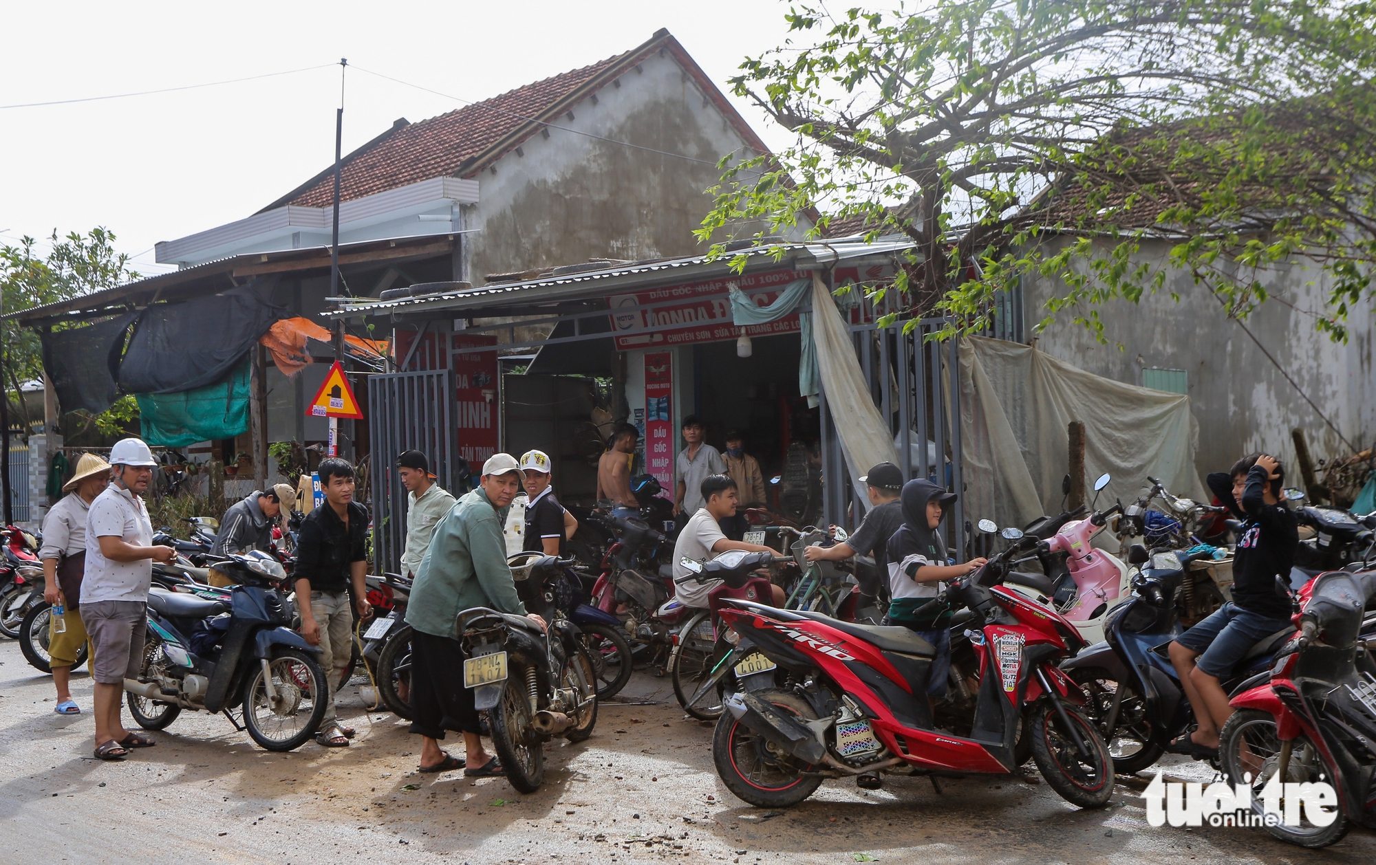 Hàng ngàn xe máy ngập lũ, phơi đầy đường ở Phú Yên cũ, người dân ngóng thợ sửa xe và phụ tùng - Ảnh 10.