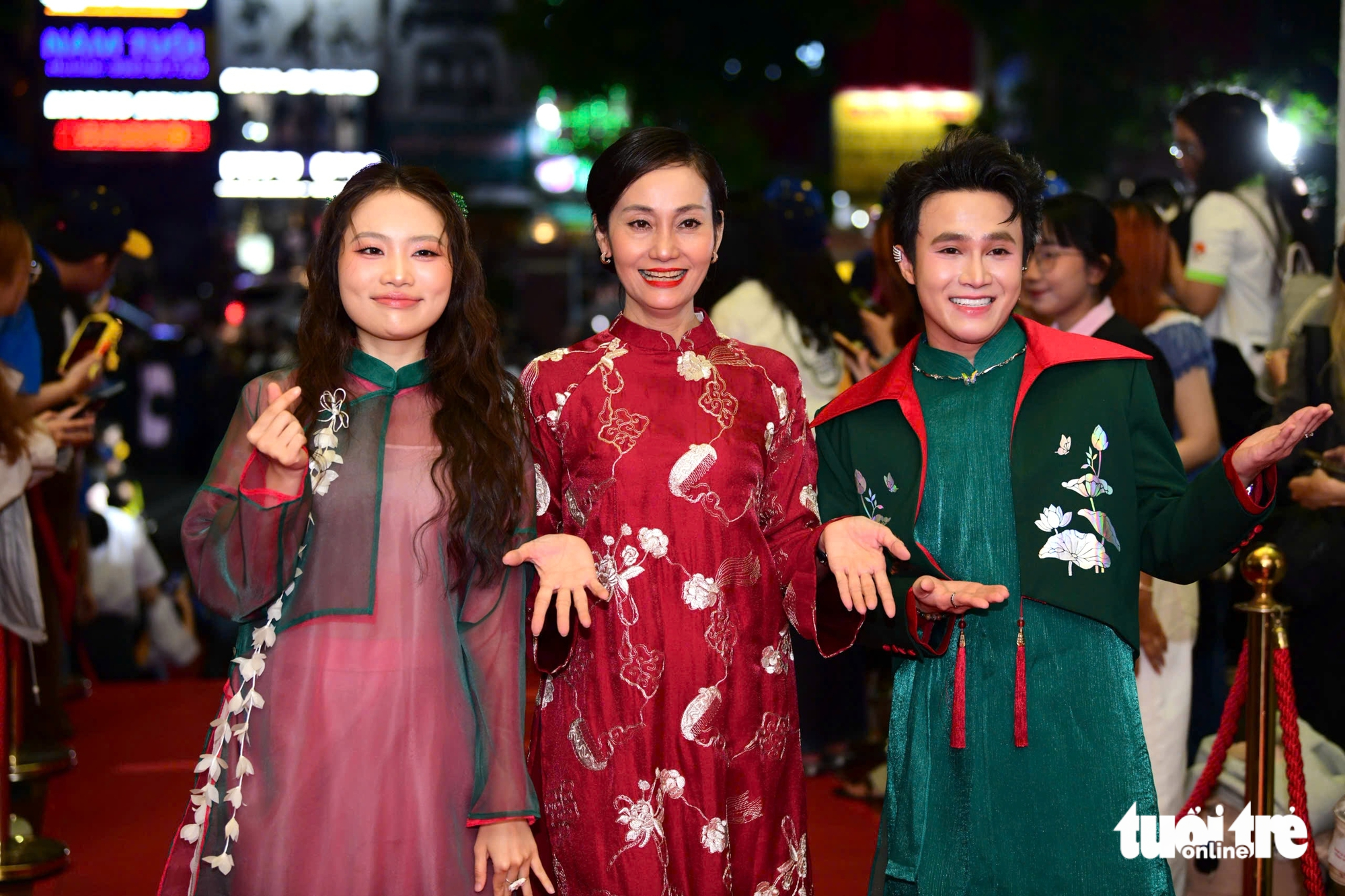 Dàn 'Mưa đỏ', Trấn Thành và hàng trăm nghệ sĩ làm nóng thảm đỏ bế mạc Liên hoan phim Việt Nam - Ảnh 11.