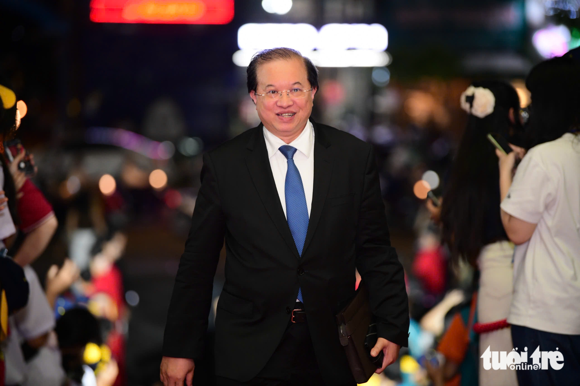 Dàn 'Mưa đỏ', Trấn Thành và hàng trăm nghệ sĩ làm nóng thảm đỏ bế mạc Liên hoan phim Việt Nam - Ảnh 3.