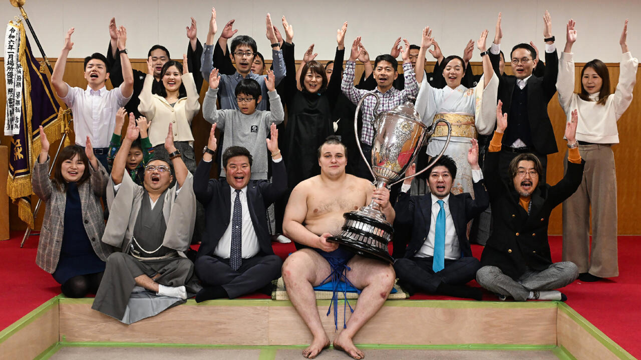 Ukrainian sumo wrestler shocked to win first title- Ảnh 1.