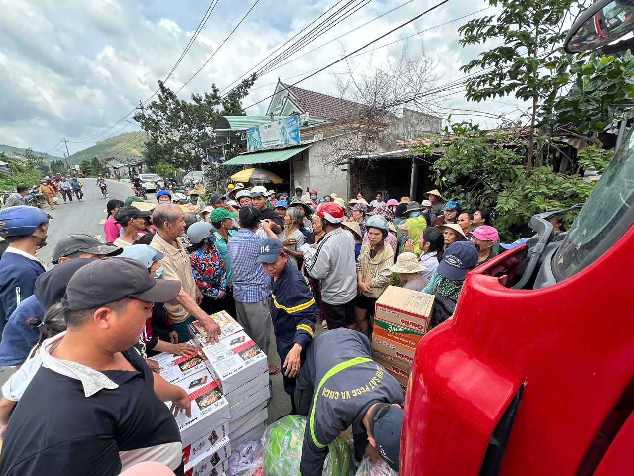 Lính cứu hỏa từ TP.HCM ra Phú Yên cũ hỗ trợ dân sau lũ, trao gần 100 tấn hàng cứu trợ - Ảnh 9.