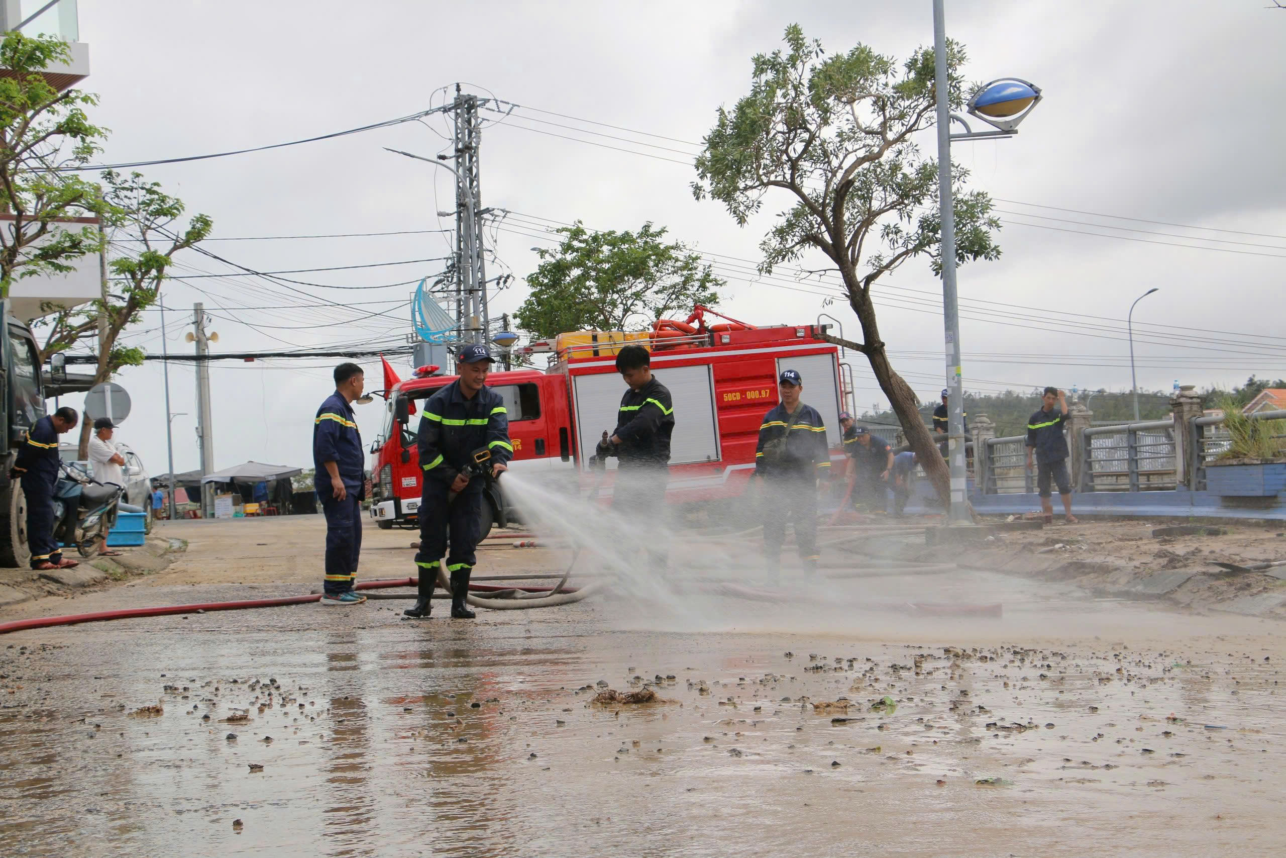 Lính cứu hỏa từ TP.HCM ra Phú Yên cũ hỗ trợ dân sau lũ, trao gần 100 tấn hàng cứu trợ - Ảnh 3.