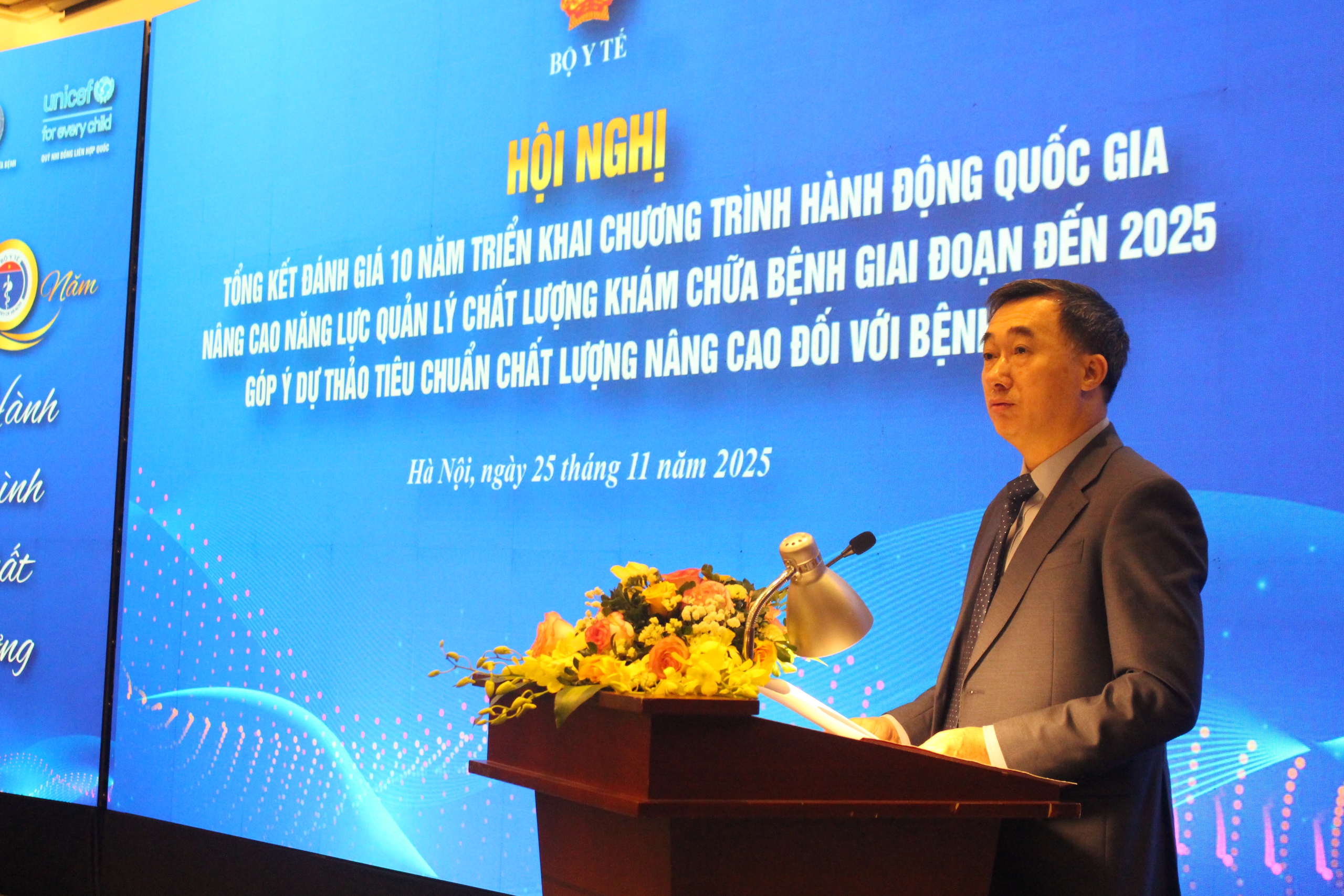 khám chữa bệnh - Ảnh 1.