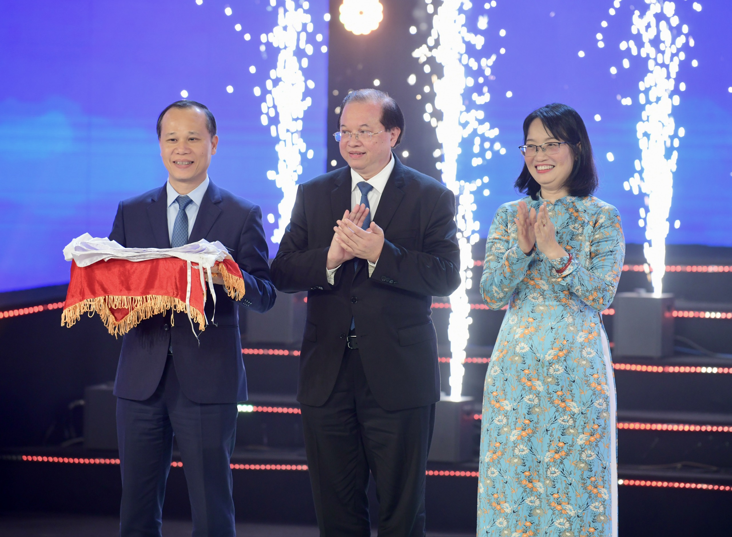 Mưa đỏ nhận Bông sen vàng cùng 4 giải cá nhân xuất sắc tại Liên hoan phim Việt Nam - Ảnh 2.