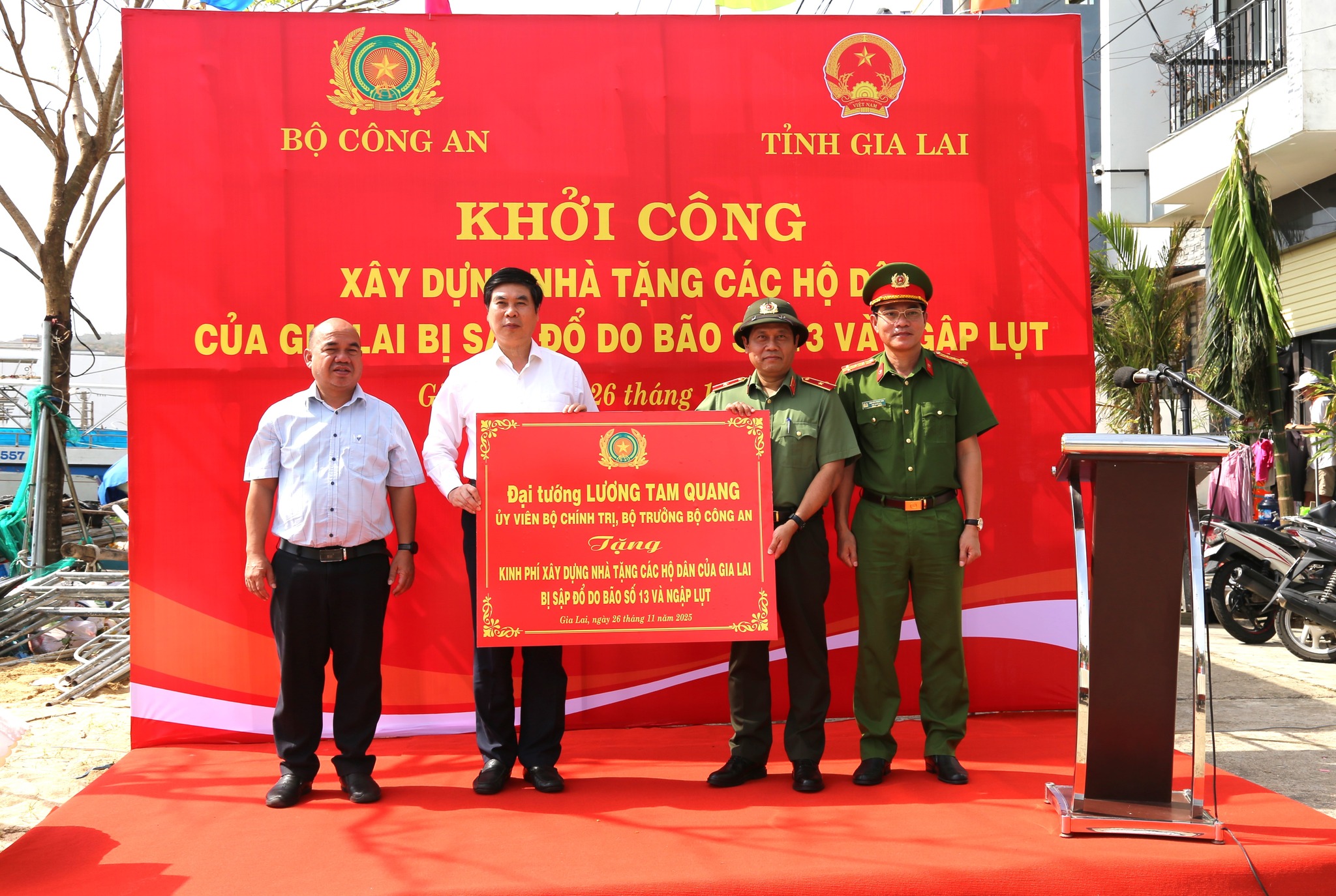 Bộ Công an hỗ trợ xây nhà mới cho người dân Bình Định, Phú Yên cũ bị sập do bão lũ- Ảnh 1. Bộ Công an - Ảnh 1.