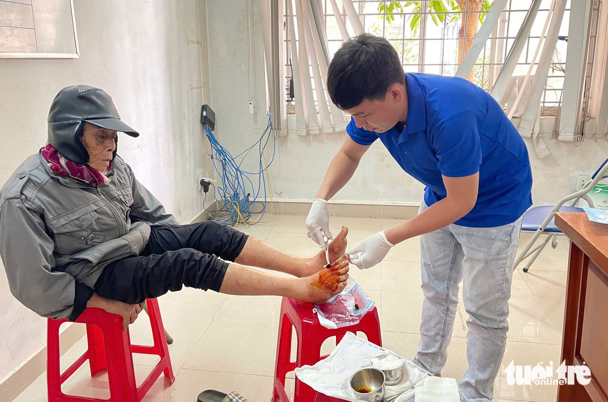 Y, bác sĩ từ TP.HCM, Đồng Nai đến với bà con vùng lũ Phú Yên- Ảnh 1. Y, bác sĩ từ TP.HCM, Đồng Nai đến với bà con vùng lũ Phú Yên - Ảnh 1.