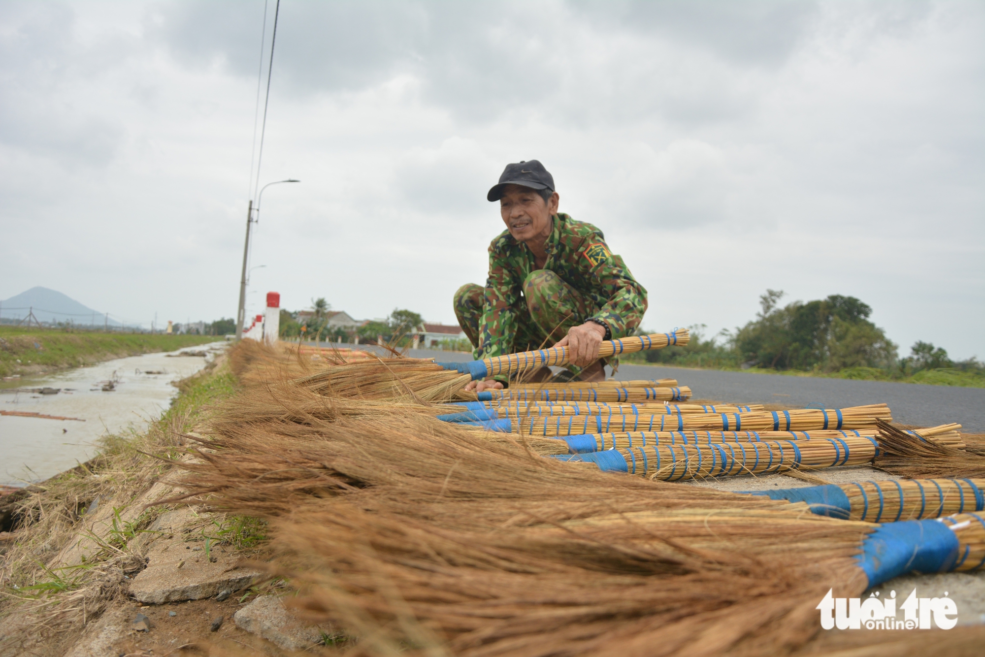 Ướt hàng tấn chổi đót trong lũ, người dân làng nghề Mỹ Thành 'gượng dậy ...
