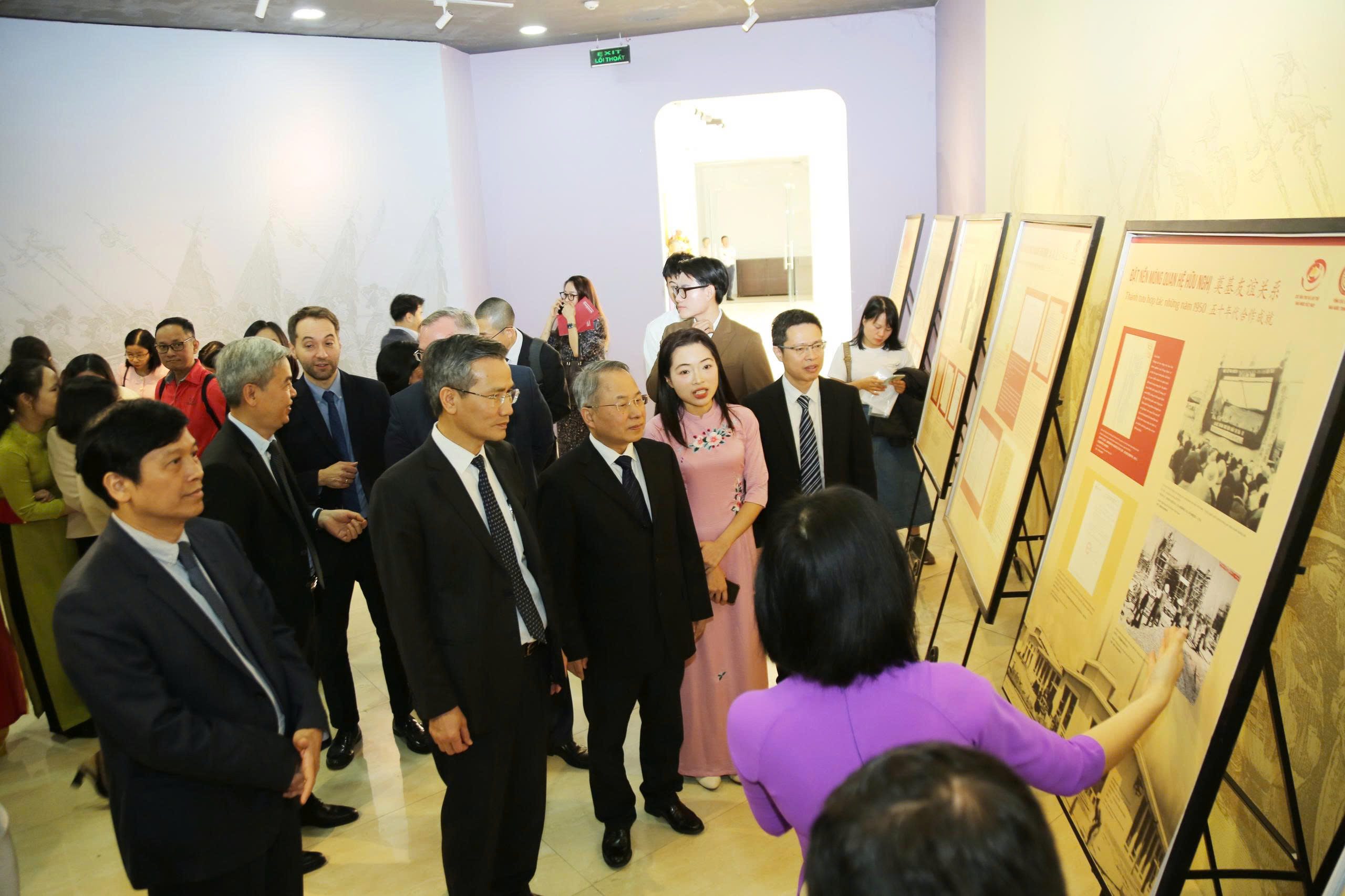 Triển lãm tài liệu lưu trữ minh chứng tình hữu nghị Việt Nam - Trung Quốc - Ảnh 3. Hợp tác hữu nghị Việt Nam - Trung Quốc - Ảnh 3.