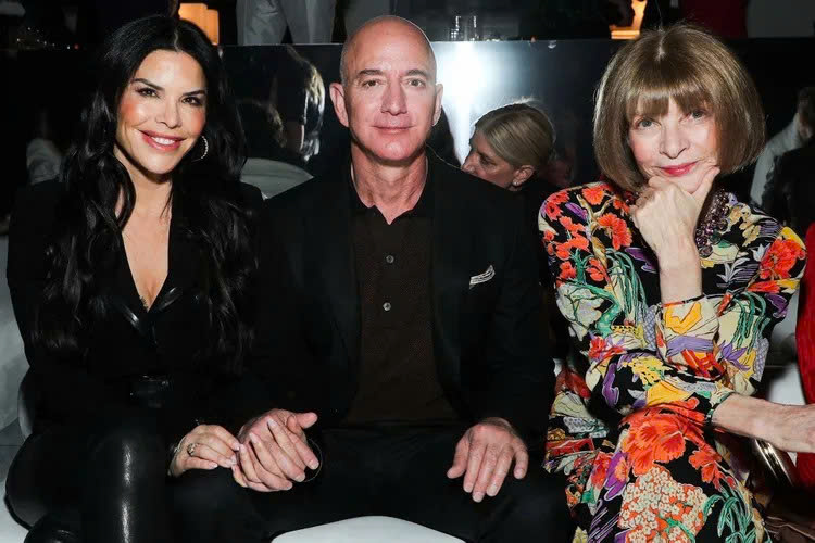 Anna Wintour lên tiếng về tranh cãi vợ chồng tỉ phú Jeff Bezos nắm quyền Met Gala - Ảnh 1.