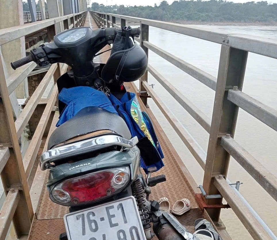 Người đàn ông ôm cháu bé 2 tuổi và 6 tuổi nhảy xuống sông Trà Khúc - Ảnh 1.