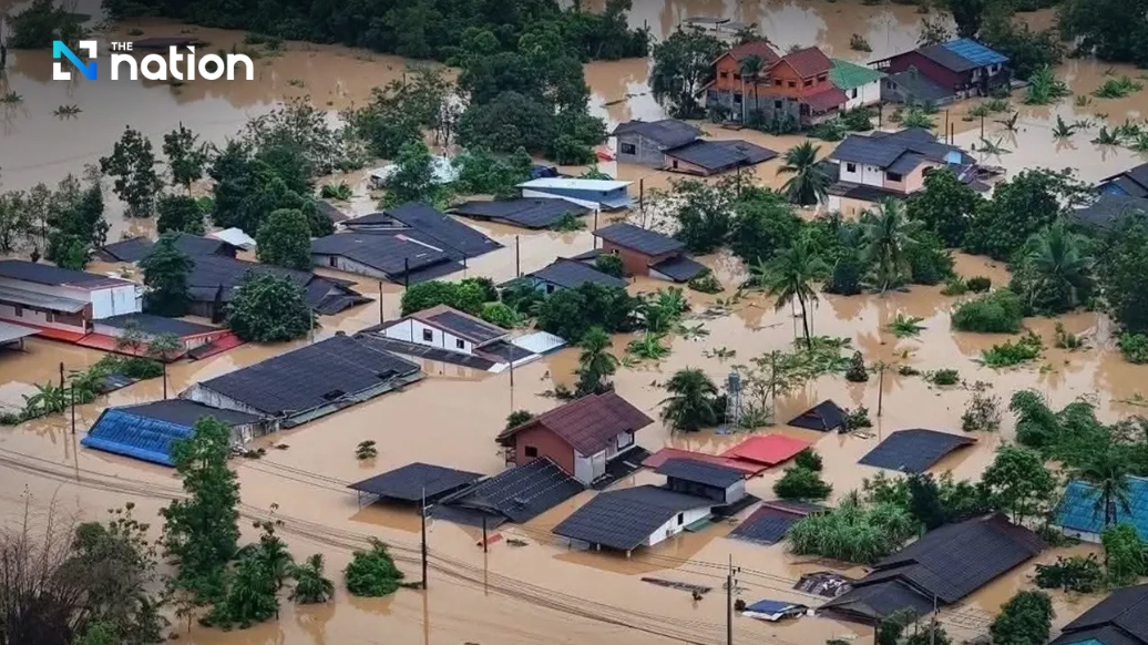 Lũ kinh hoàng ở Thái Lan: Dân đu dây điện thoát thân, chen chúc trên mái nhà chờ cứu - Ảnh 1.