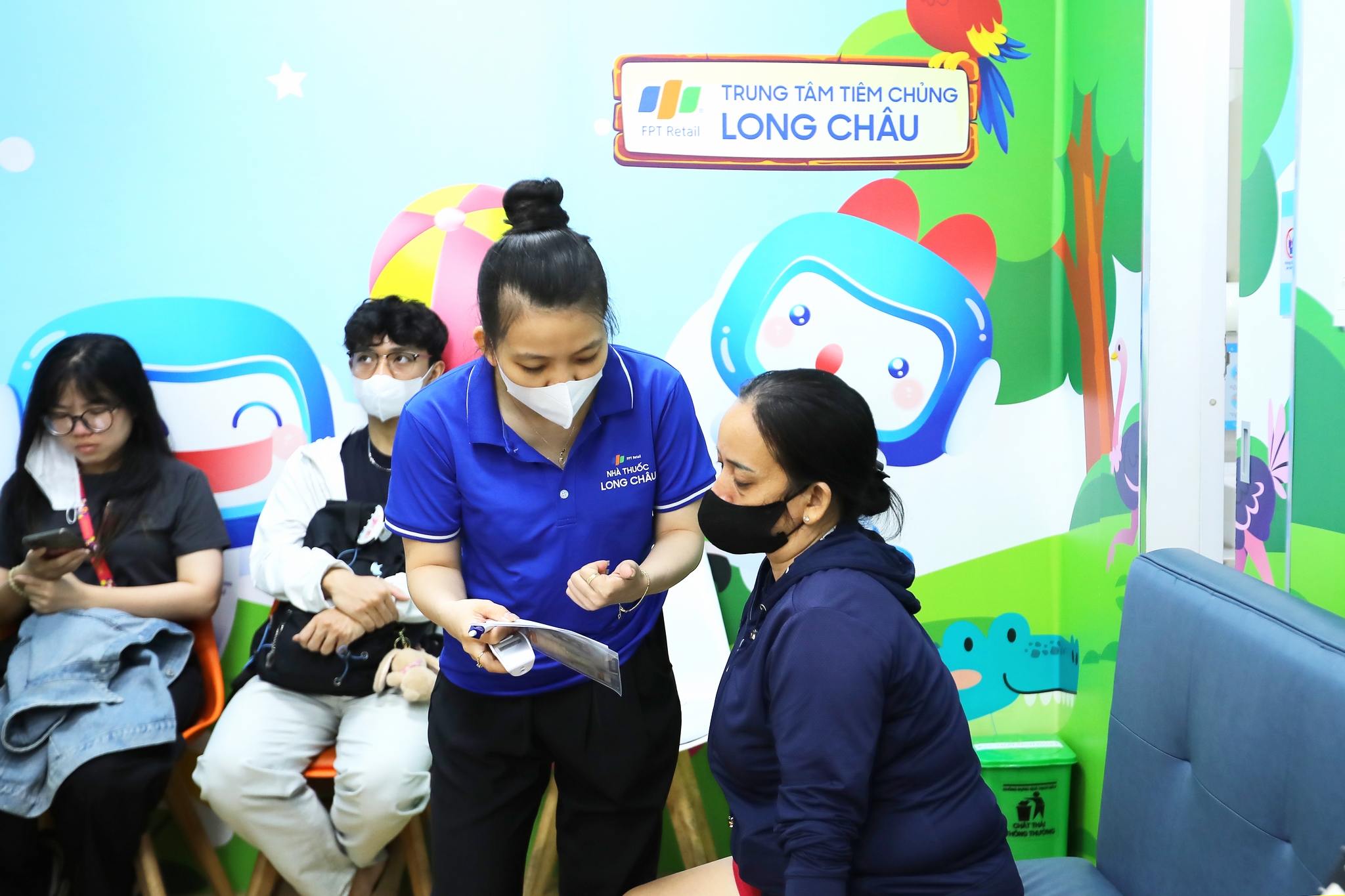 Cả nhà lo lắng khi trẻ em, người cao tuổi, có bệnh nền mắc cúm cùng lúc - Ảnh 1.