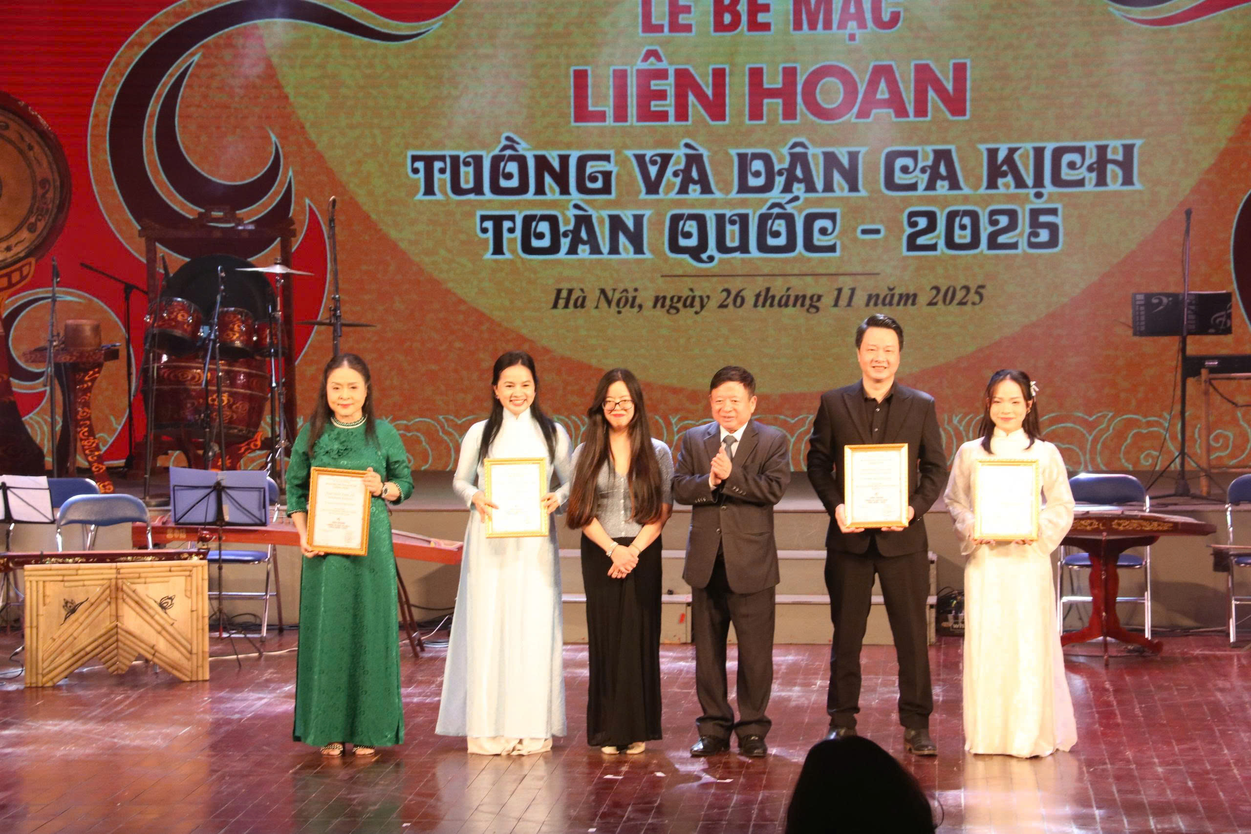 Nghệ sĩ tham gia các cuộc liên hoan là săn tìm huy chương để được phong danh hiệu? - Ảnh 5.