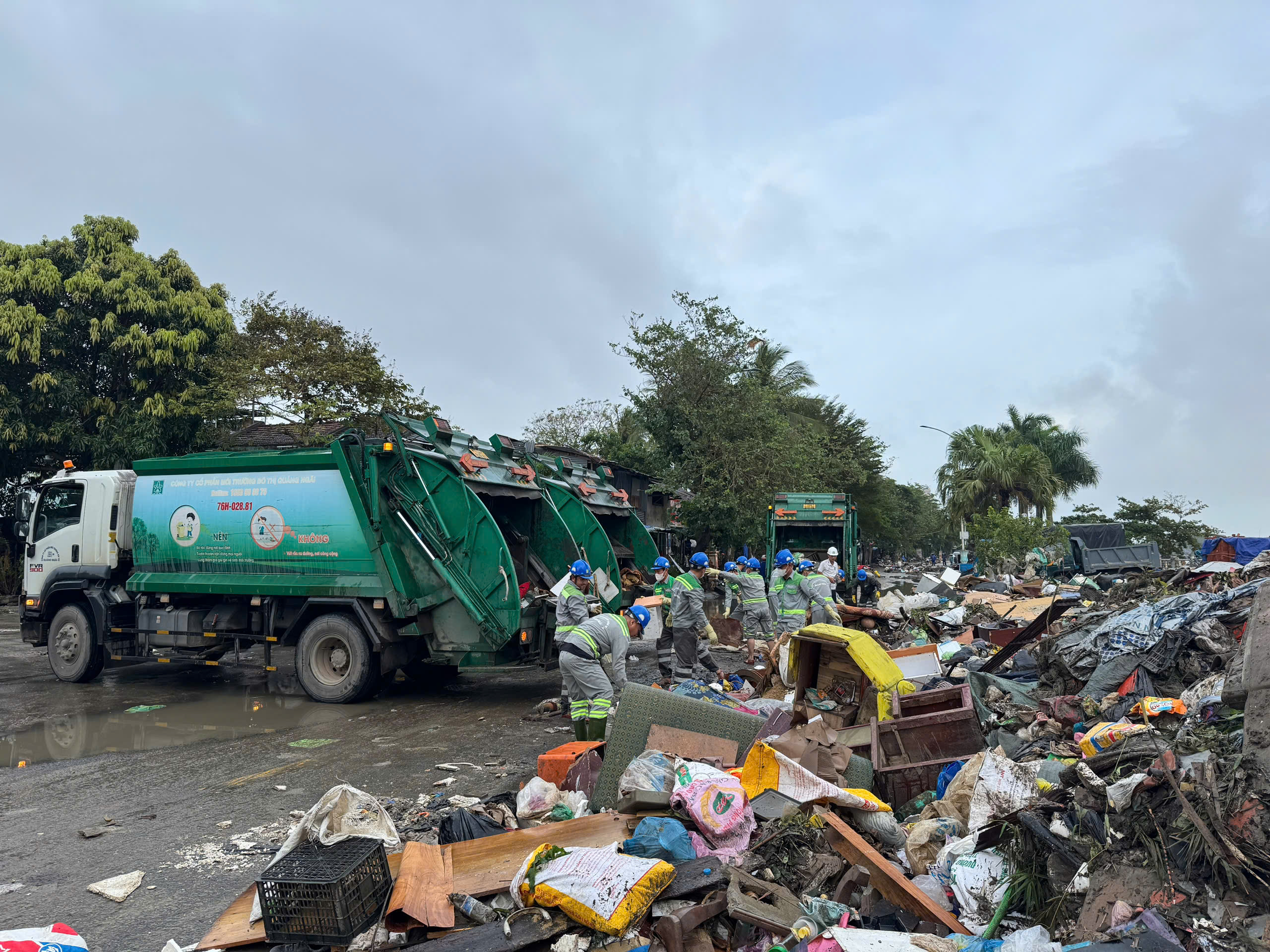 Đắk Lắk đề nghị TP.HCM hỗ trợ 50 xe thu gom, vận chuyển rác sau lũ- Ảnh 1.