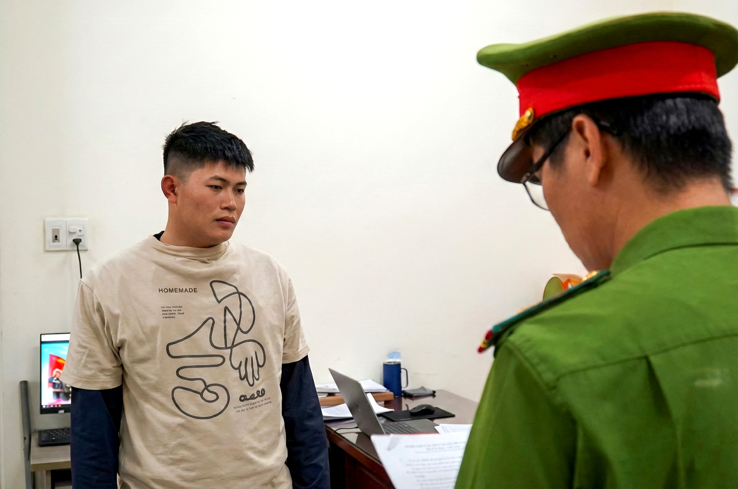 Bắt khẩn cấp người cha ôm con nhỏ 2 tuổi và 6 tuổi nhảy xuống sông Trà Khúc tự tử - Ảnh 1.