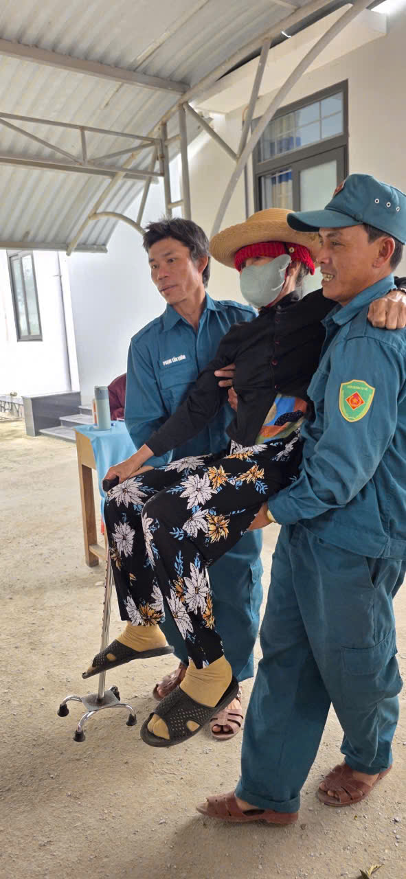 Khám bệnh cho bà con sau lũ, bác sĩ TP.HCM nghẹn lòng, 'mắt đỏ cả lên' - Ảnh 4.