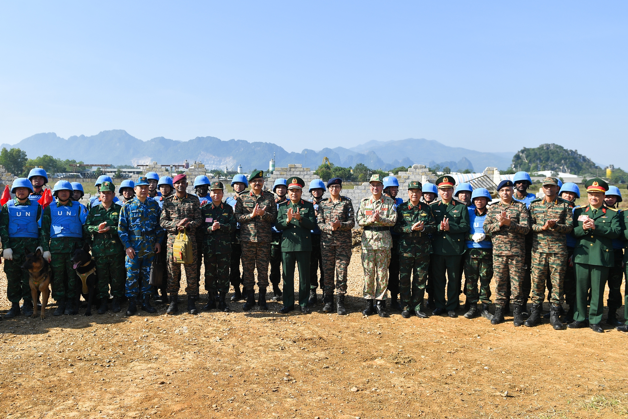 Trực thăng, flycam tham gia diễn tập thực địa Việt Nam và Ấn Độ về gìn giữ hòa bình - Ảnh 12.