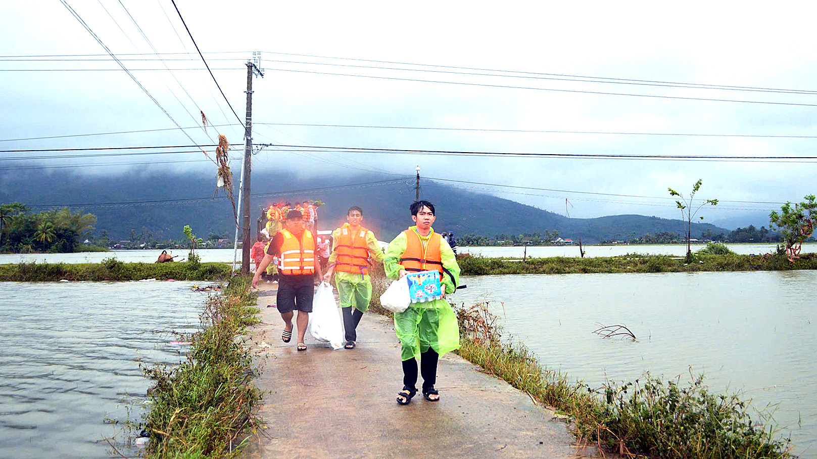 Nghĩa đồng bào - Kỳ 2: 'Tuổi nhỏ làm việc nhỏ', chung sức giúp đồng bào - Ảnh 1.