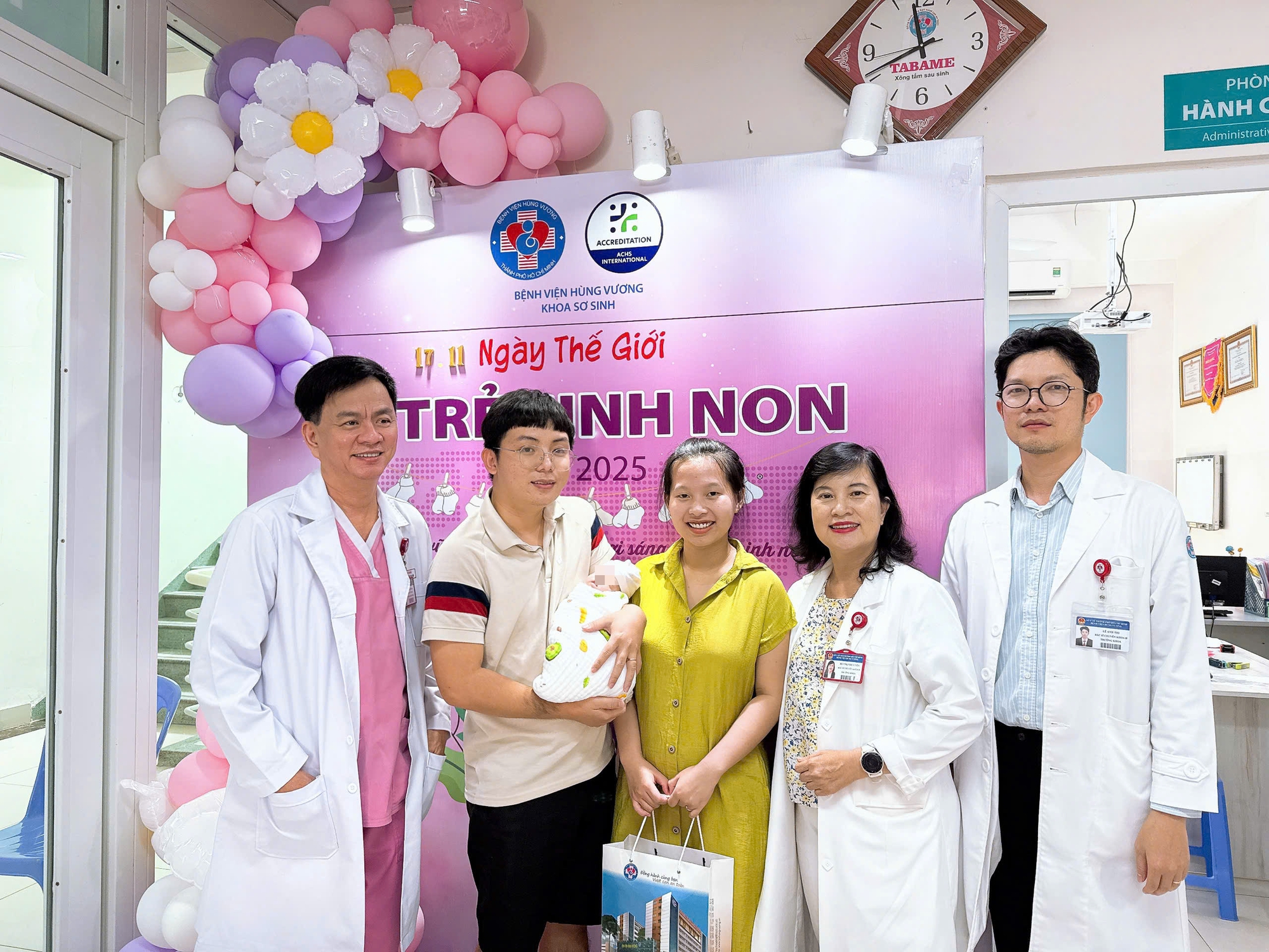Kỳ tích tại Bệnh viện Hùng Vương: Cứu sống bé gái sinh non 23 tuần, nặng 640 gram - Ảnh 1.