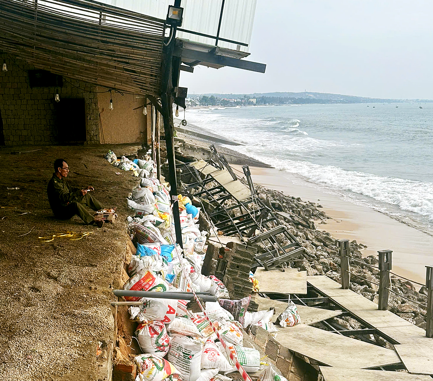 Mũi Né tạm dừng kinh doanh ăn uống tại bờ kè do sóng to, sạt lở - Ảnh 1.