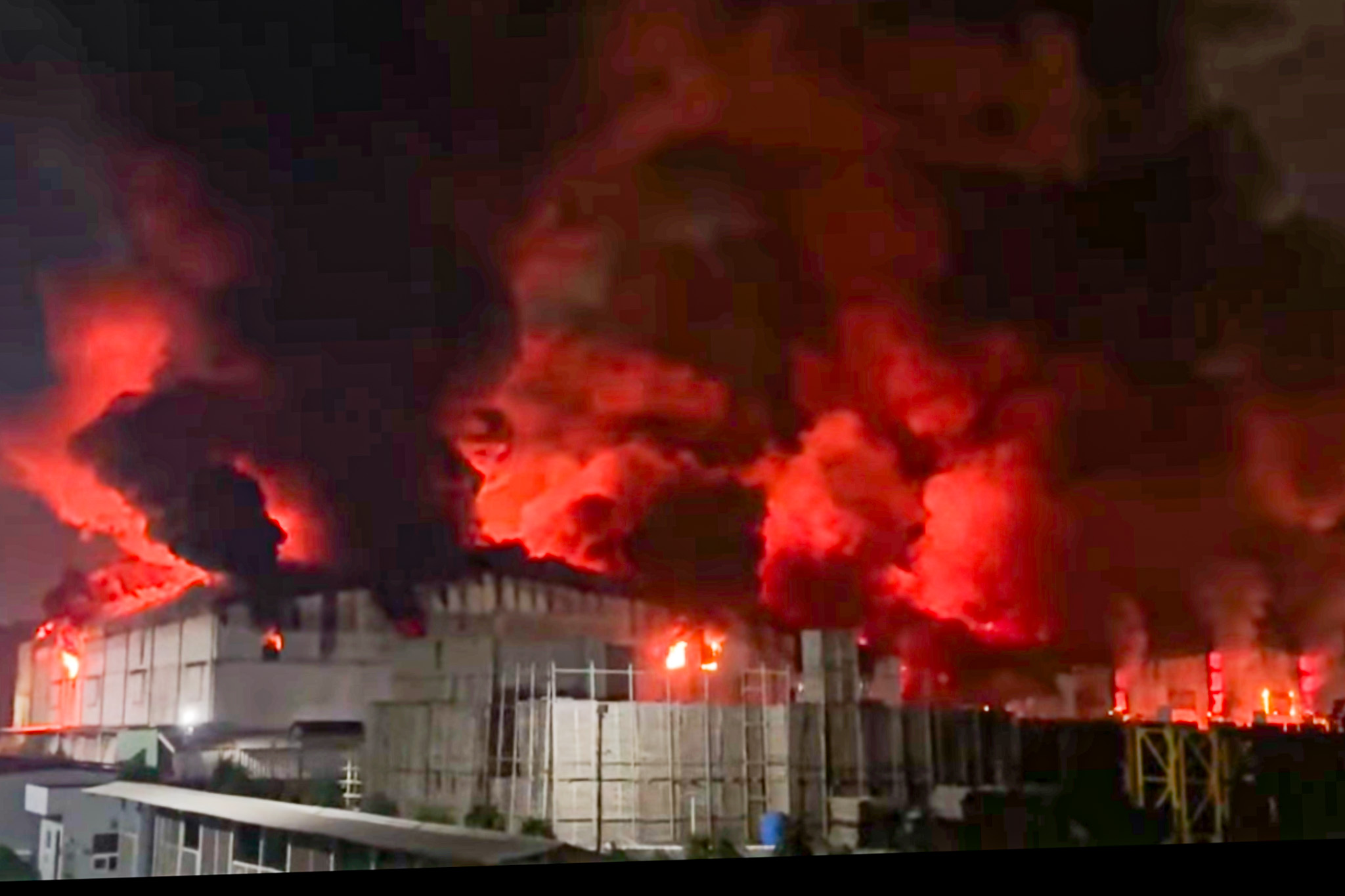 Cháy lớn trong đêm tại công ty sản xuất bỉm, cột khói bốc cao hàng chục mét ở Bắc Ninh - Ảnh 1. Cháy lớn trong đêm tại công ty sản xuất bỉm, cột khói bốc cao hàng chục mét ở Bắc Ninh - Ảnh 1.