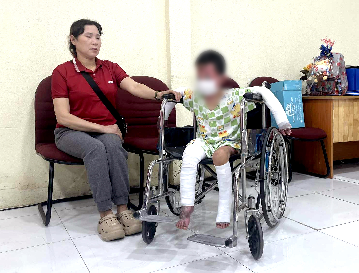 Cứu bệnh nhi phỏng 65% cơ thể trong vụ phóng hỏa ở Gia Lai làm 2 người tử vong - Ảnh 1.