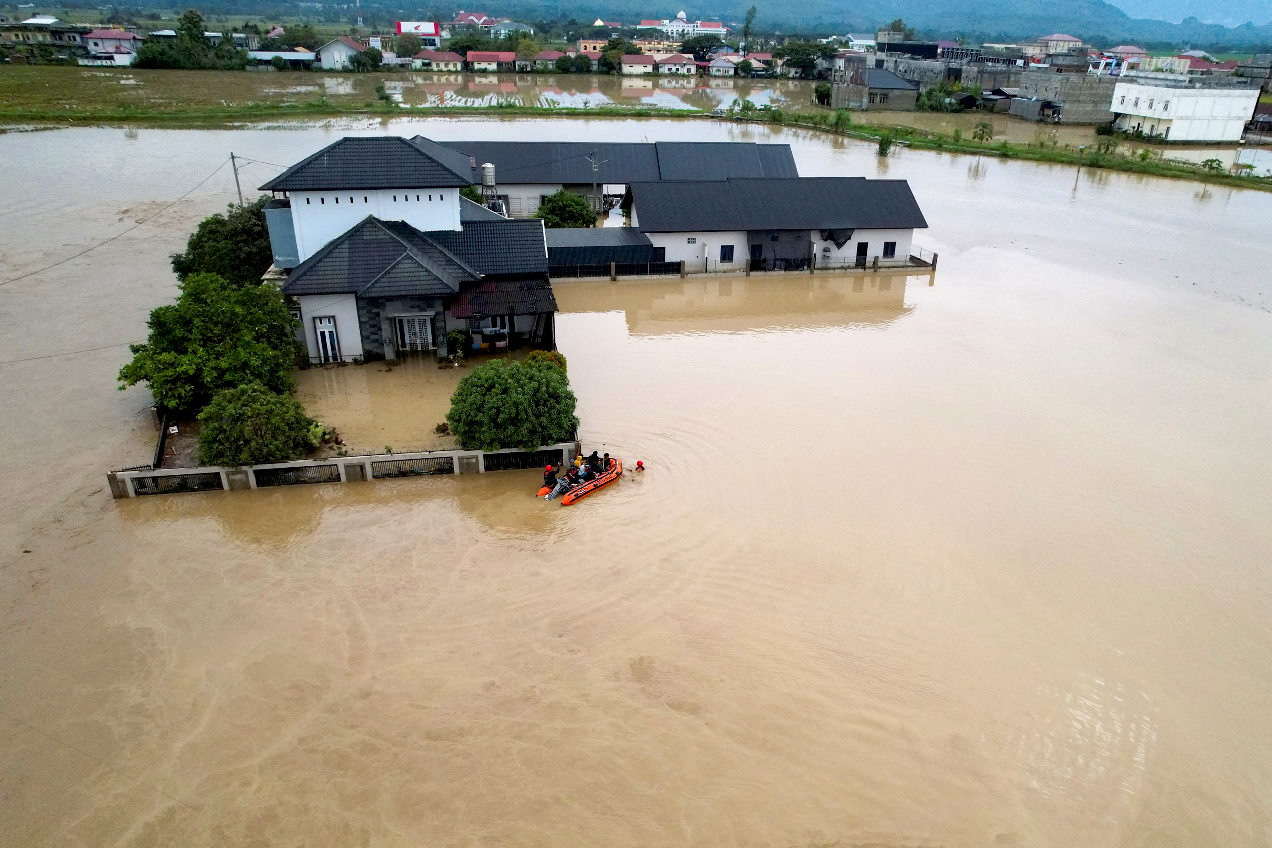 Lũ lụt hoành hành ở Đông Nam Á: Hàng trăm người chết và mất tích ở Indonesia - Ảnh 4.