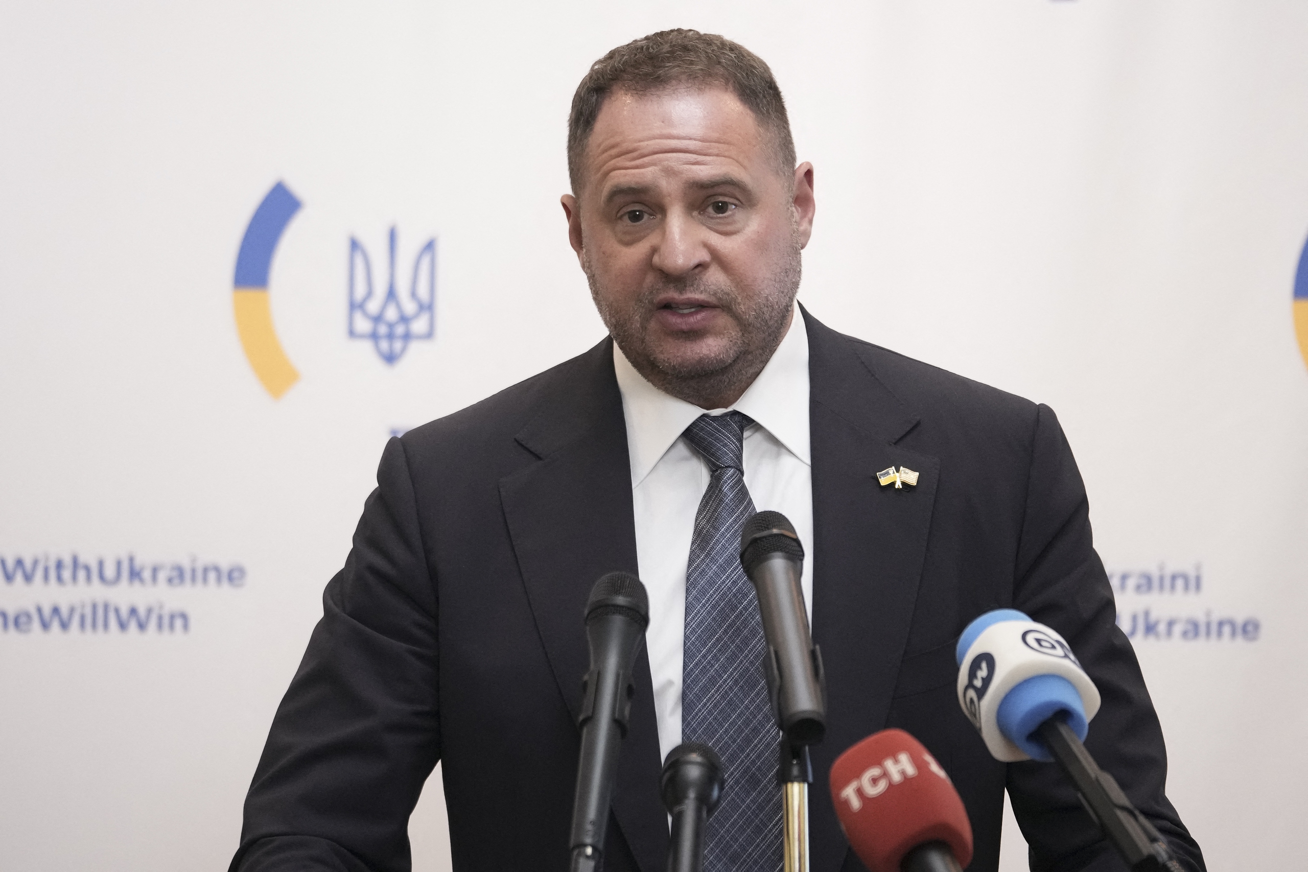 Chánh Văn phòng Tổng thống Ukraine bị khám nhà - Ảnh 1.