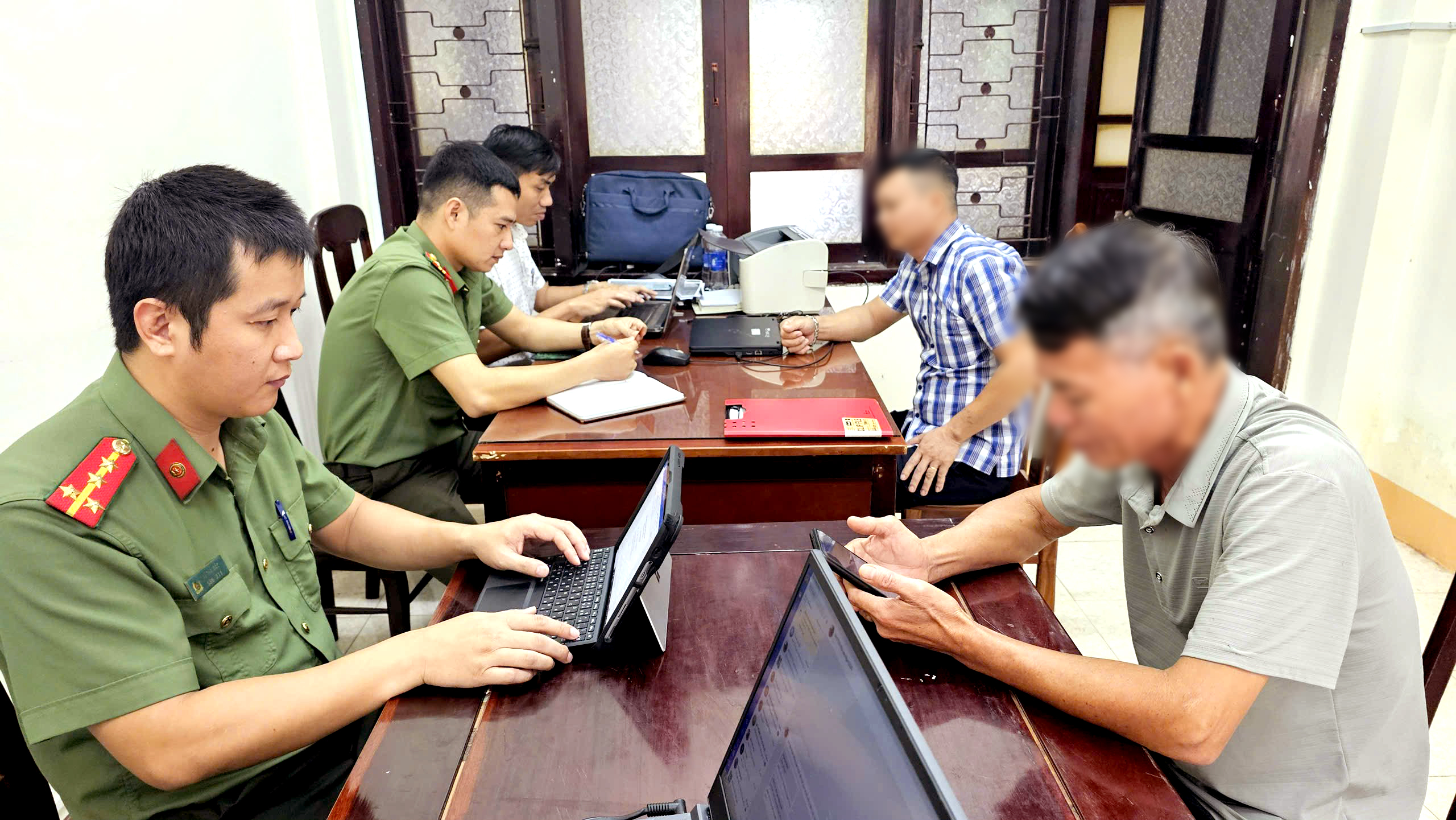 Xử phạt hành chính hai người mạo danh phóng viên làm việc tại Đắk Lắk - Ảnh 1.