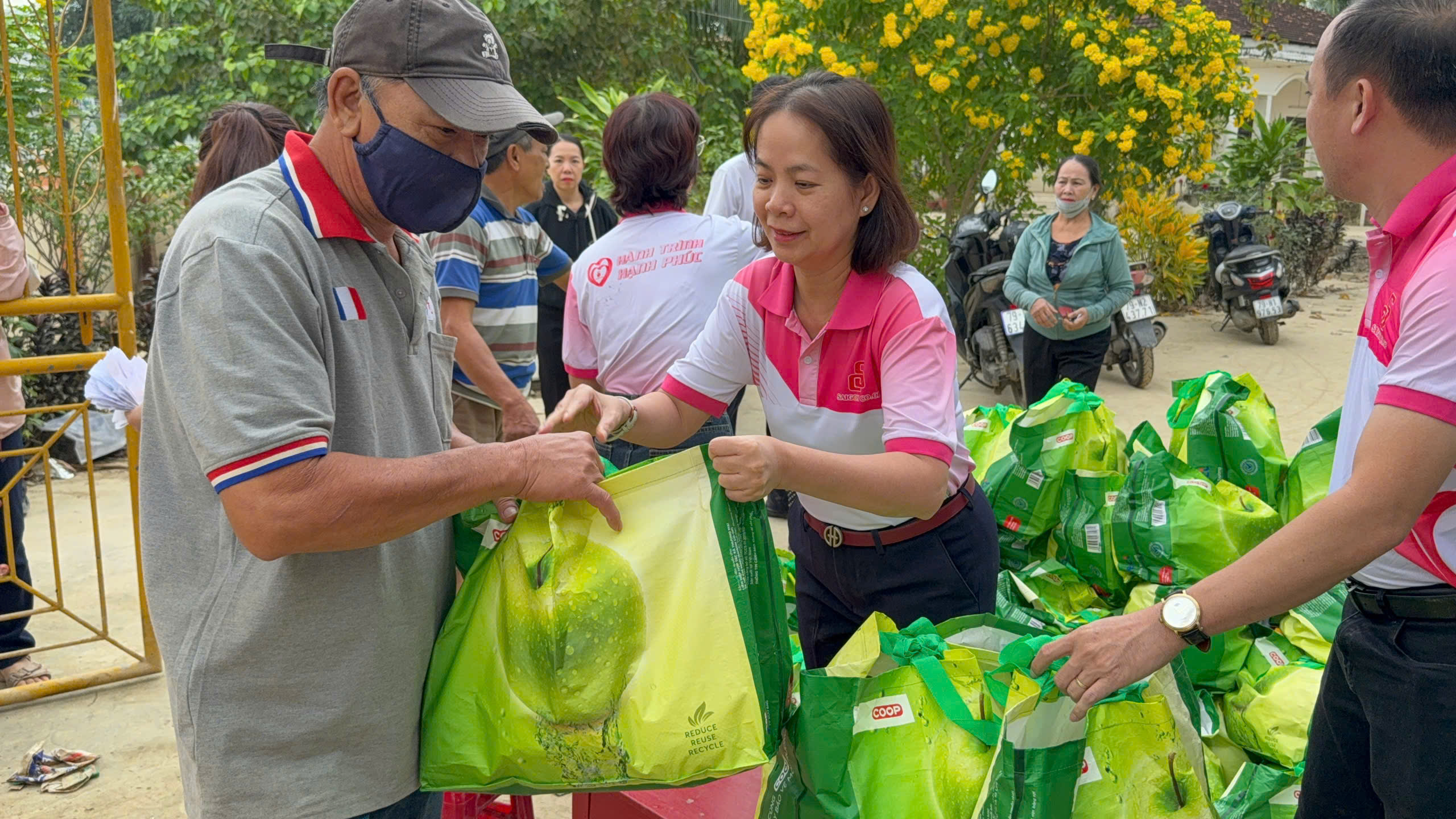 Saigon Co.op tương thân tương ái, đồng hành cùng bà con vượt thiên tai - Ảnh 5.