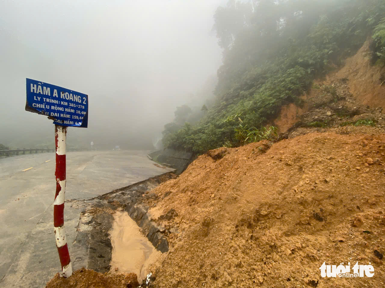 Cầu trên đường huyết mạch ở Huế bị xô nghiêng do sạt lở - Ảnh 5.
