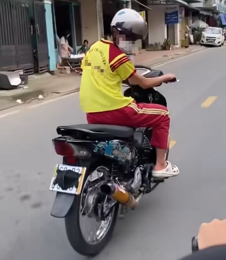 Xác minh clip học sinh chạy xe máy dùng khẩu trang che biển số, quay clip đăng lên TikTok - Ảnh 1.