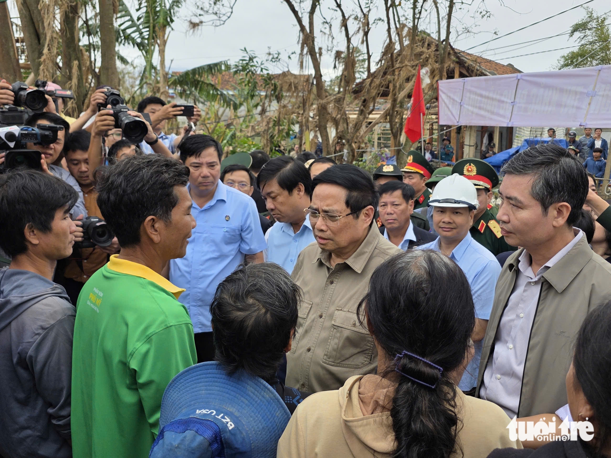 Thăm vùng rốn lũ Phú Yên, Thủ tướng chỉ đạo kỹ về việc xây nhà tránh lũ cho dân- Ảnh 1. Thăm vùng rốn lũ Phú Yên, Thủ tướng chỉ đạo kỹ về việc xây nhà tránh lũ cho dân - Ảnh 1.