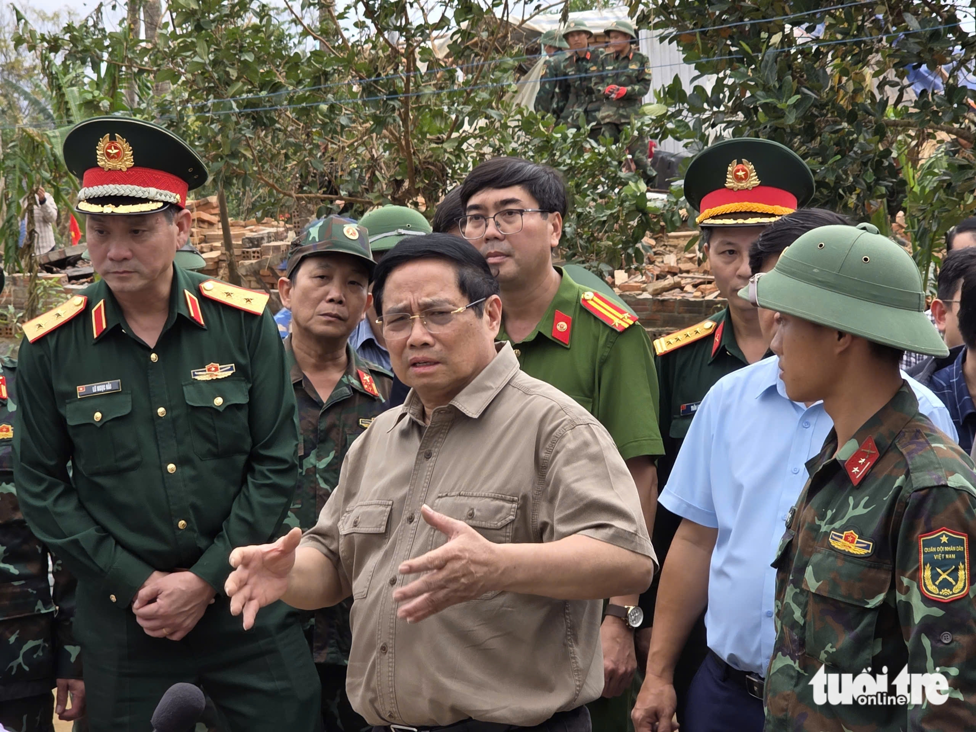 Thăm vùng rốn lũ Phú Yên, Thủ tướng chỉ đạo kỹ về việc xây nhà tránh lũ cho dân- Ảnh 4. Thăm vùng rốn lũ Phú Yên, Thủ tướng chỉ đạo kỹ về việc xây nhà tránh lũ cho dân - Ảnh 4.