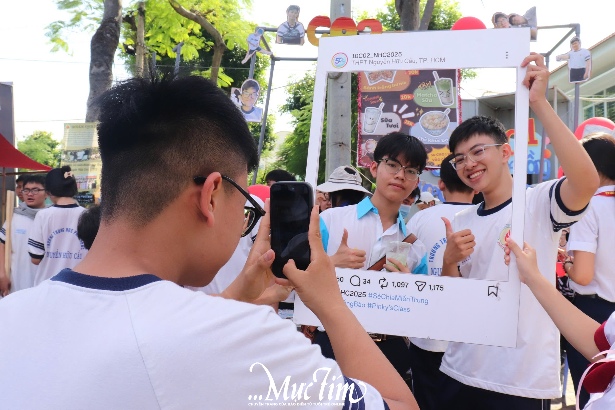 Trường THPT Nguyễn Hữu Cầu rộn ràng hội chợ ẩm thực vì miền Trung yêu thương - Ảnh 1.