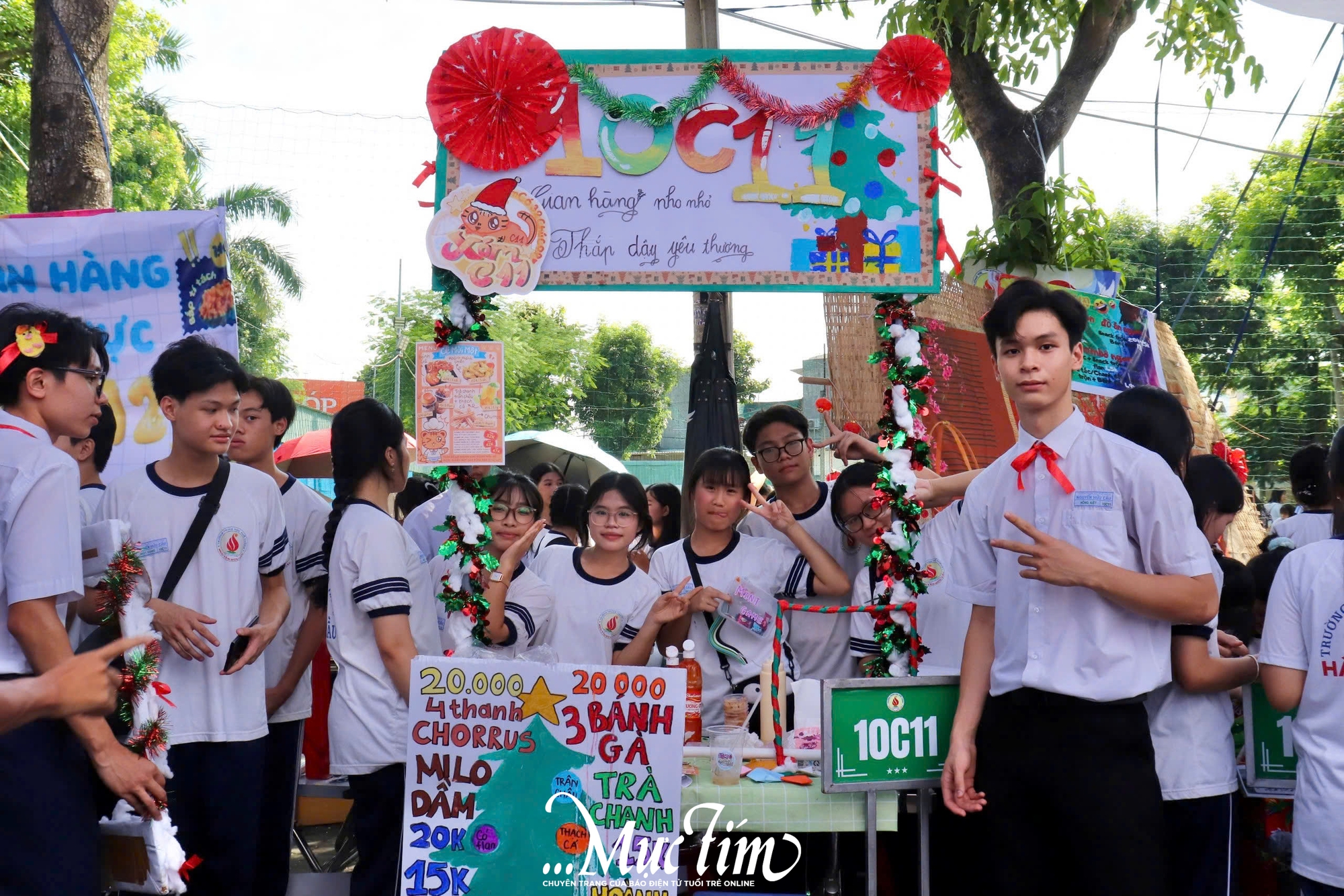 Trường THPT Nguyễn Hữu Cầu rộn ràng hội chợ ẩm thực vì miền Trung yêu thương - Ảnh 2.