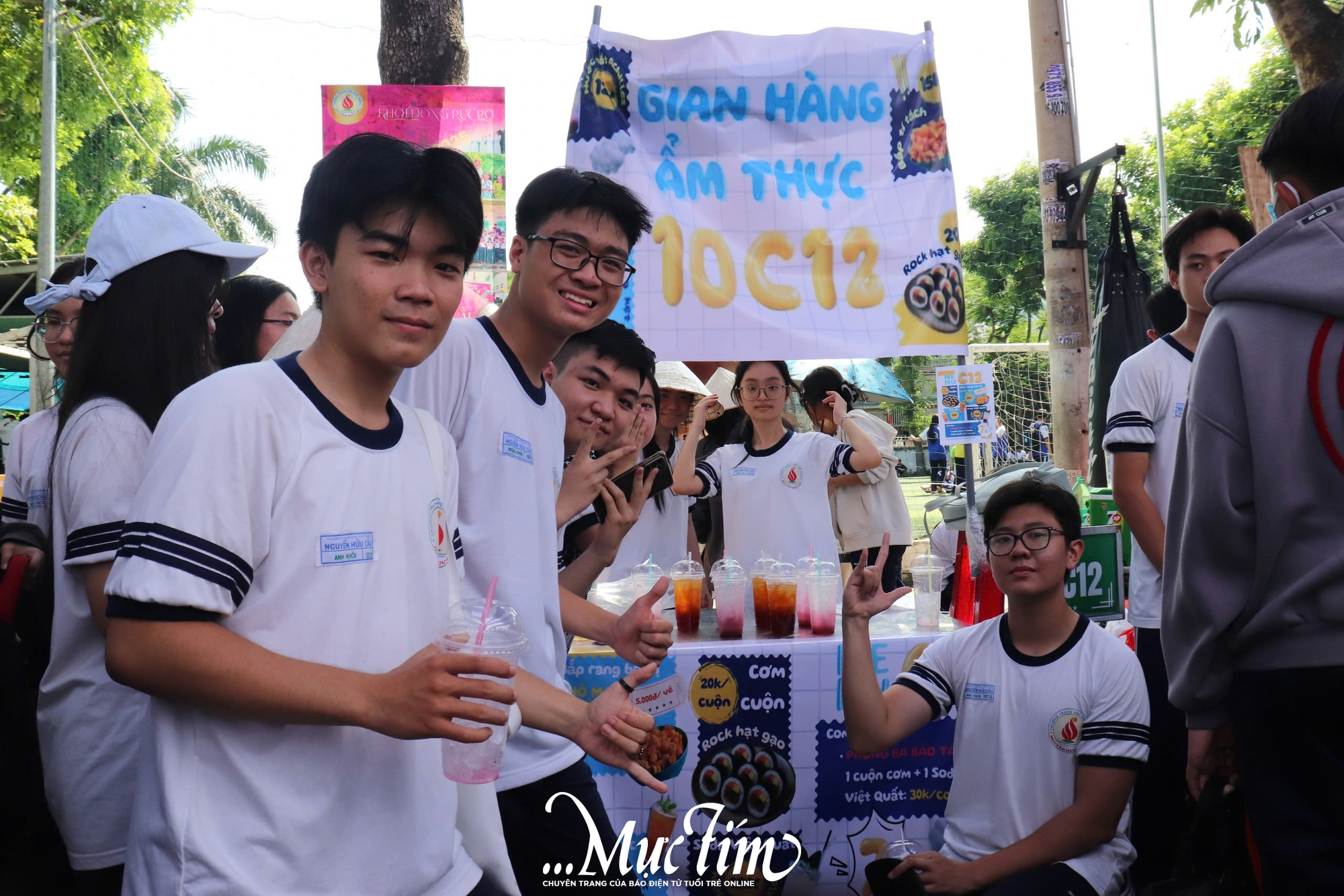 Trường THPT Nguyễn Hữu Cầu rộn ràng hội chợ ẩm thực vì miền Trung yêu thương - Ảnh 3.