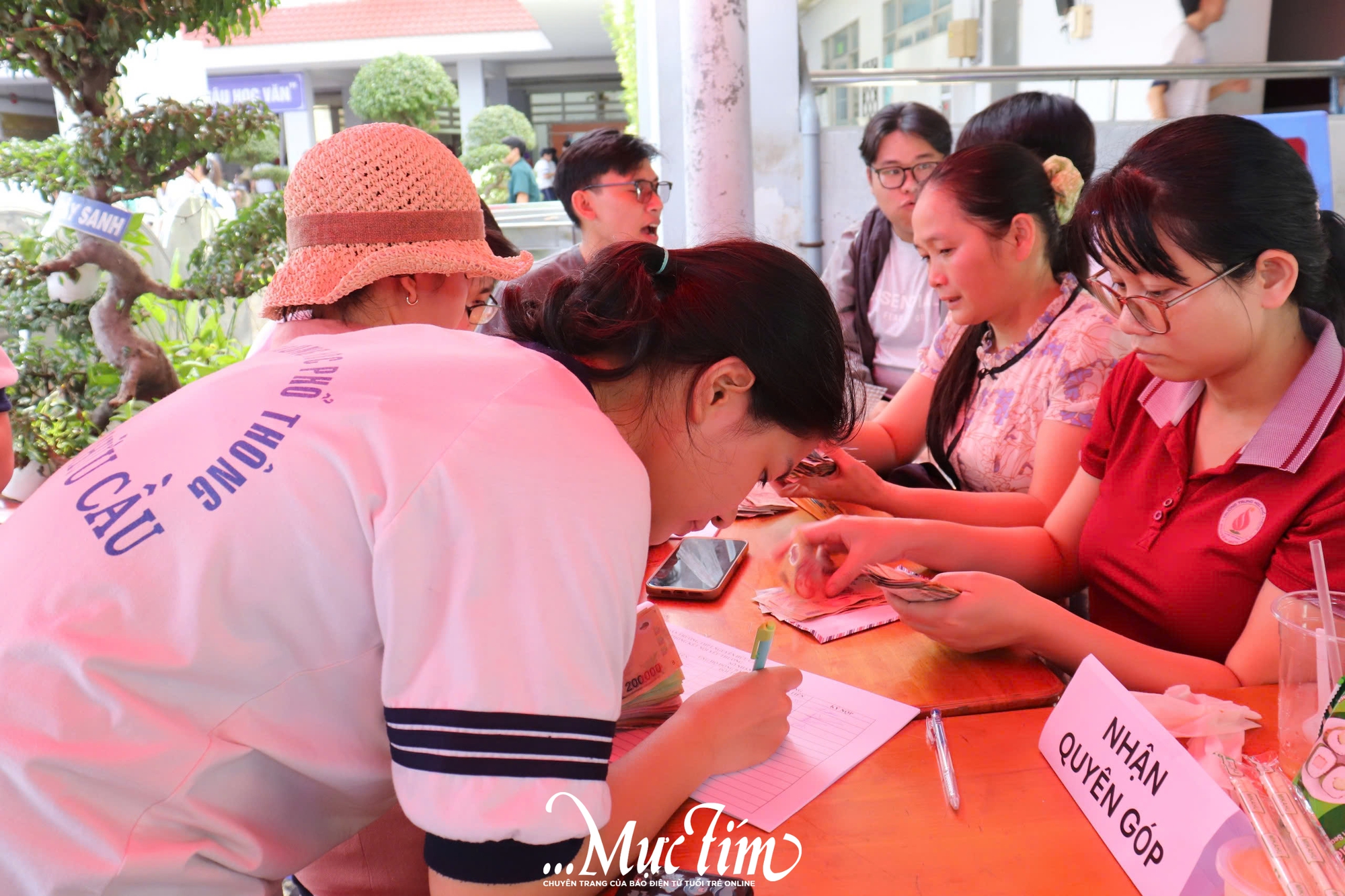 Trường THPT Nguyễn Hữu Cầu rộn ràng hội chợ ẩm thực vì miền Trung yêu thương - Ảnh 4.