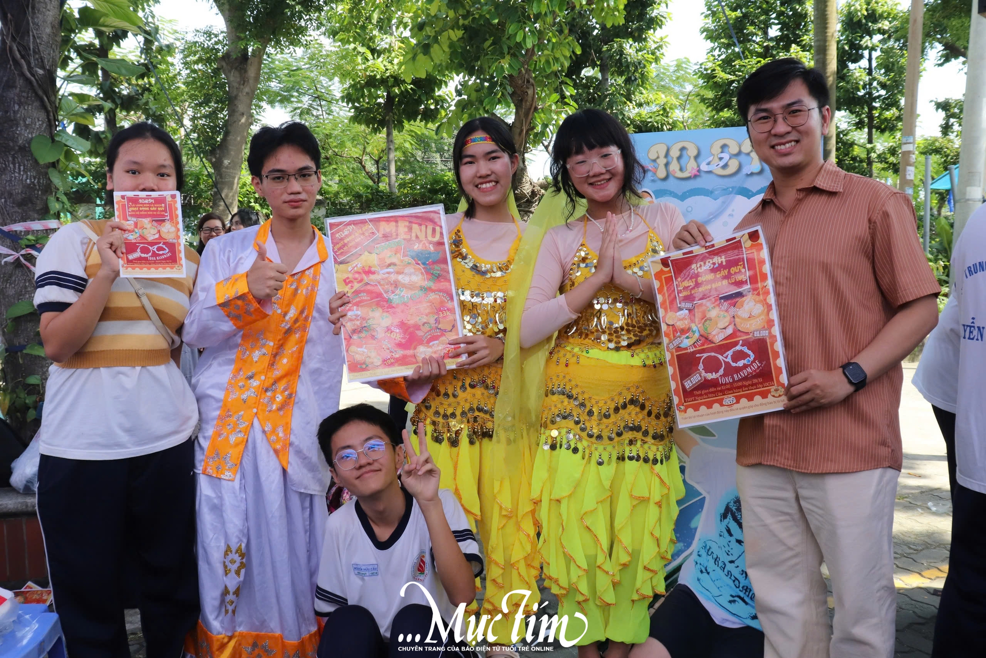 Trường THPT Nguyễn Hữu Cầu rộn ràng hội chợ ẩm thực vì miền Trung yêu thương - Ảnh 5.