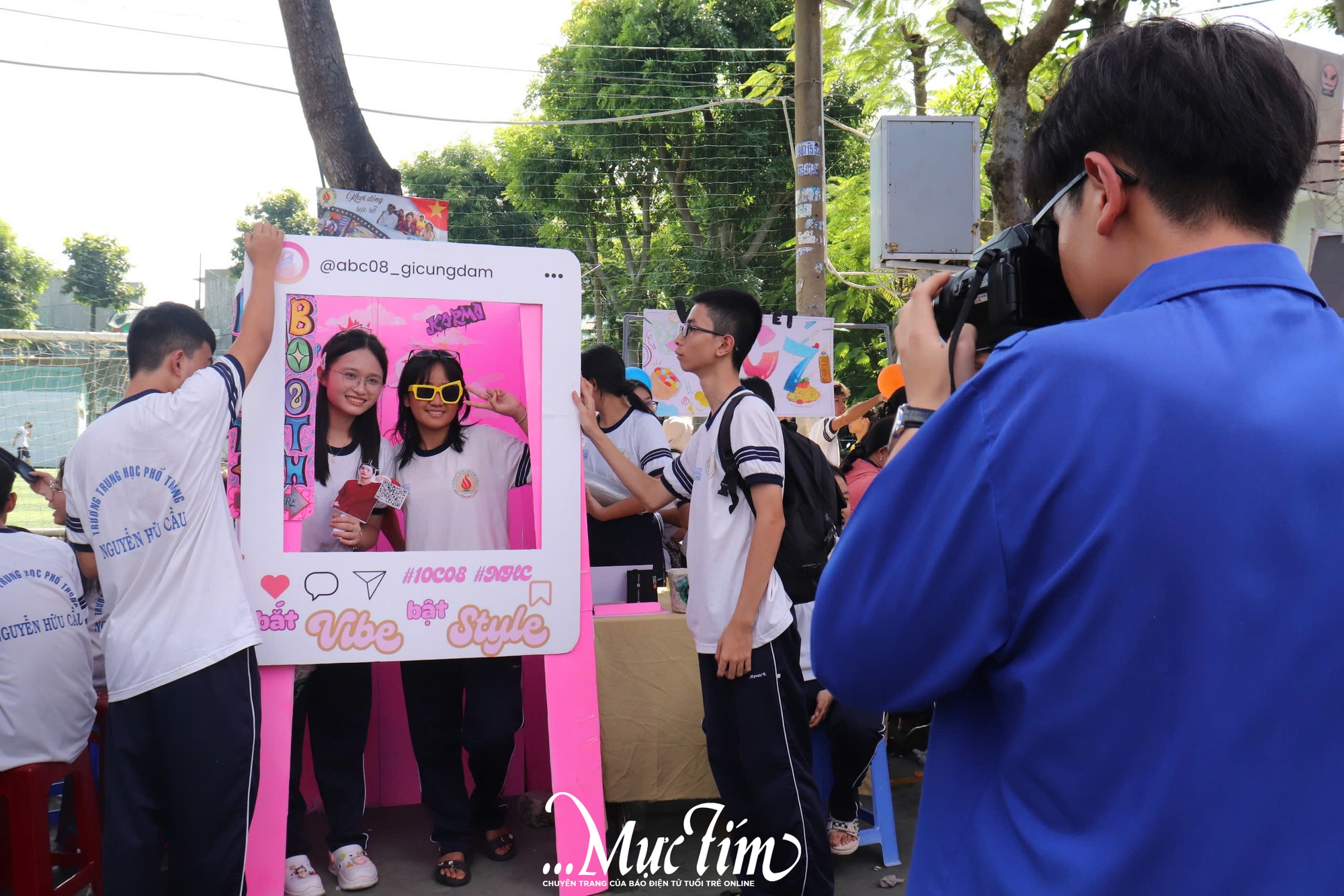 Trường THPT Nguyễn Hữu Cầu rộn ràng hội chợ ẩm thực vì miền Trung yêu thương - Ảnh 6.