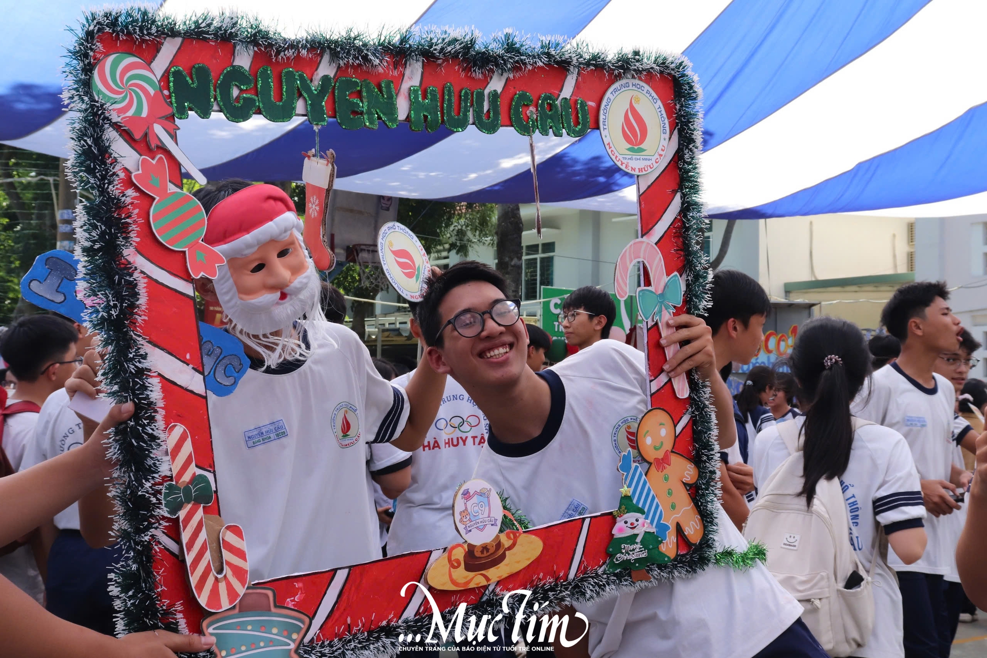 Trường THPT Nguyễn Hữu Cầu rộn ràng hội chợ ẩm thực vì miền Trung yêu thương - Ảnh 8.