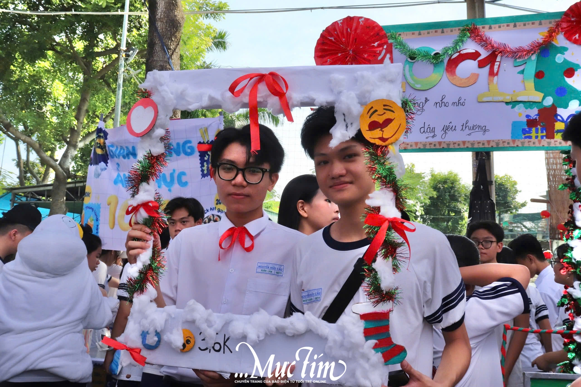 Trường THPT Nguyễn Hữu Cầu rộn ràng hội chợ ẩm thực vì miền Trung yêu thương - Ảnh 9.