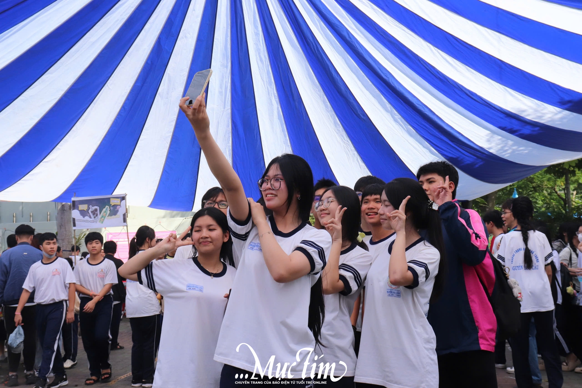 Trường THPT Nguyễn Hữu Cầu rộn ràng hội chợ ẩm thực vì miền Trung yêu thương - Ảnh 10.