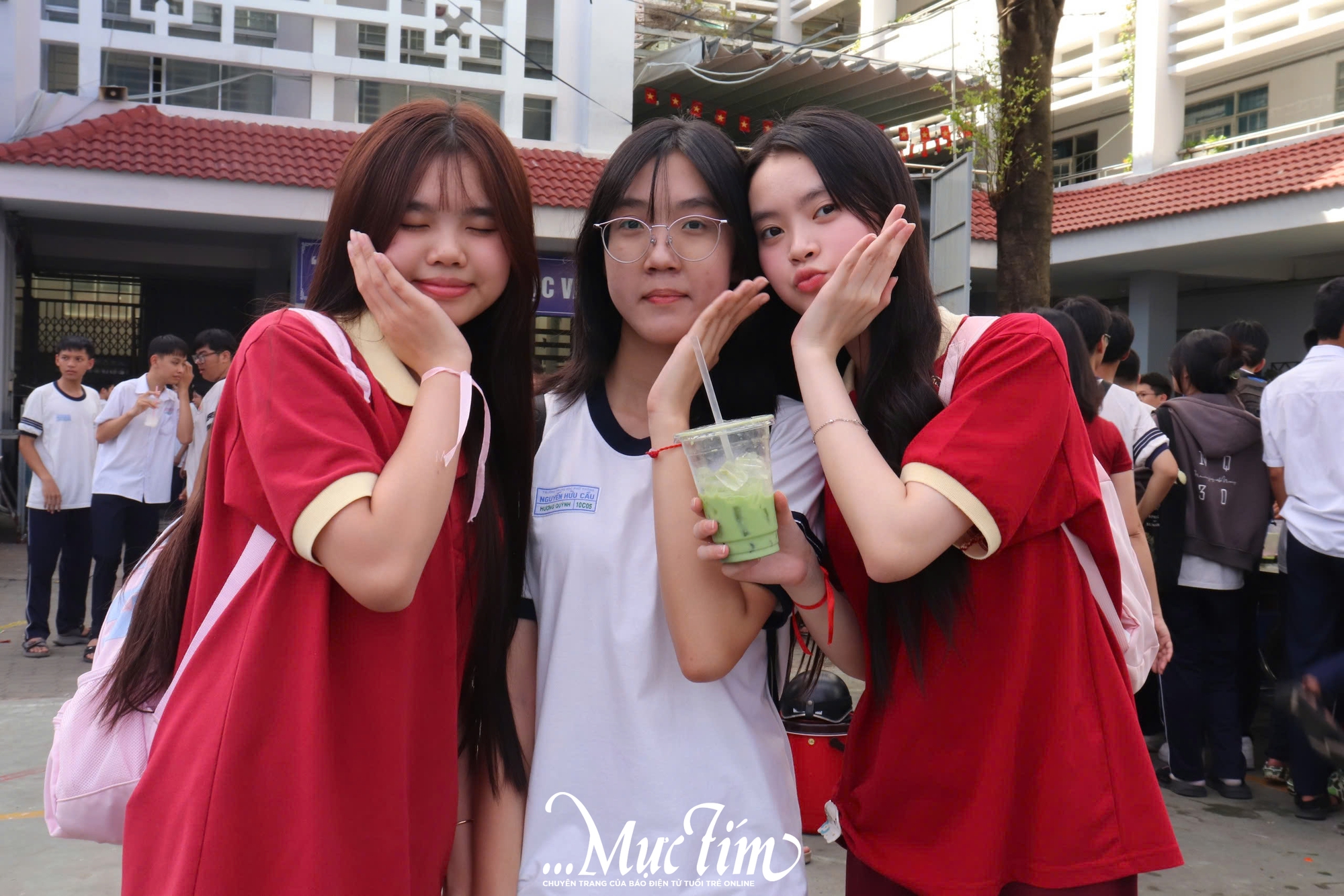 Trường THPT Nguyễn Hữu Cầu rộn ràng hội chợ ẩm thực vì miền Trung yêu thương - Ảnh 11.